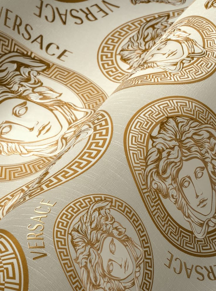 Reconnaître un vrai Versace : guide d'authentification