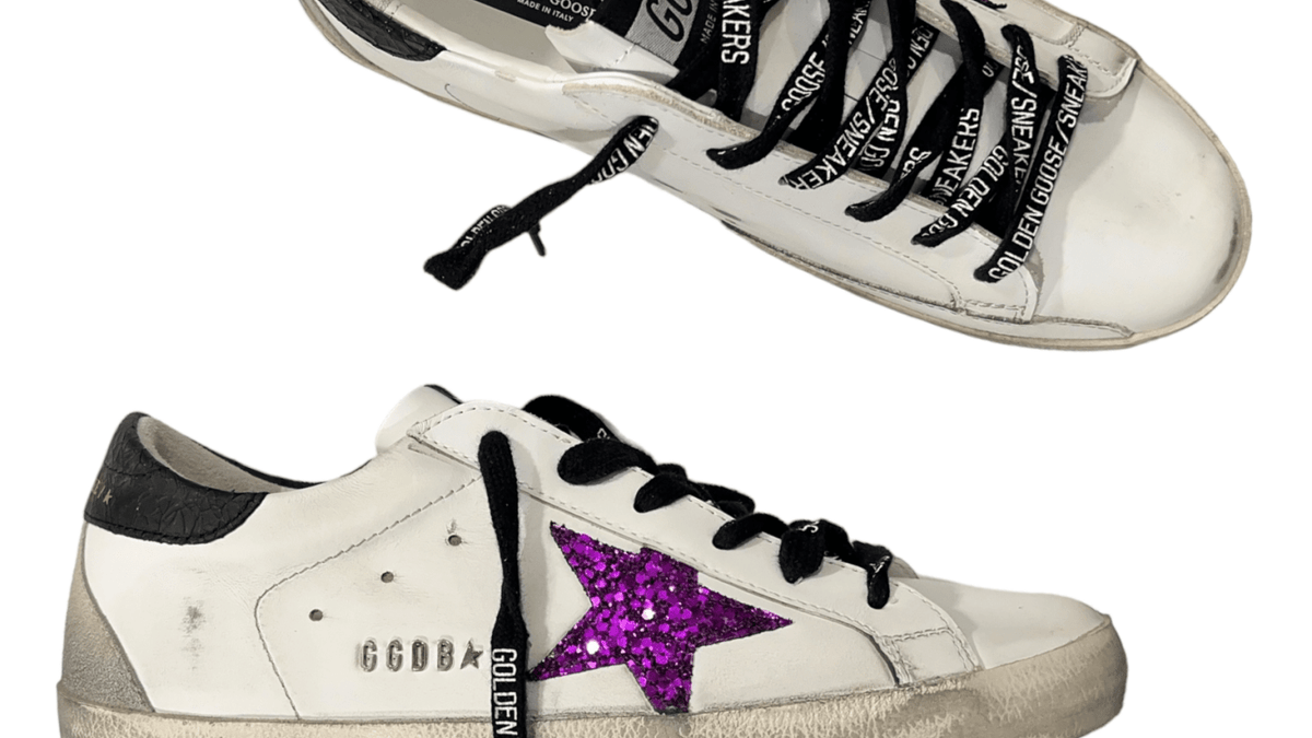 Sneakers Golden Goose Super-Star à l'effet vieilli, portées au quotidien