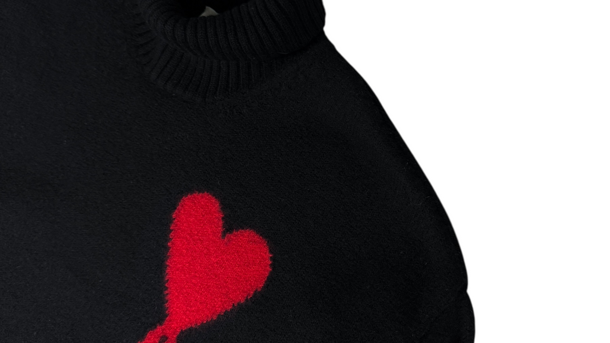 Détail de la maille d'un pull AMI Paris noir, entretien de la maille