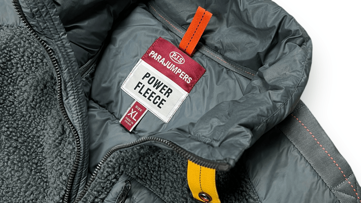 Détail d'un gilet Parajumpers gris, pièce repère pour débuter avec la marque