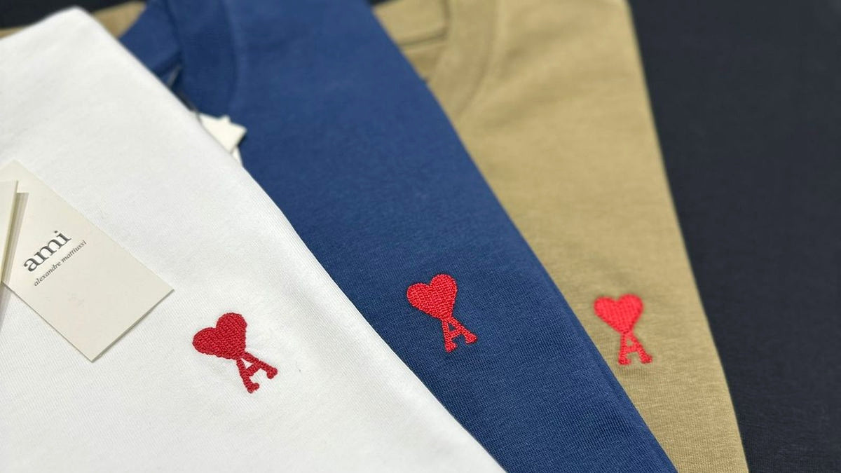 Tee-shirts AMI Paris au logo Ami de Cœur, l'histoire de la maison d'Alexandre Mattiussi
