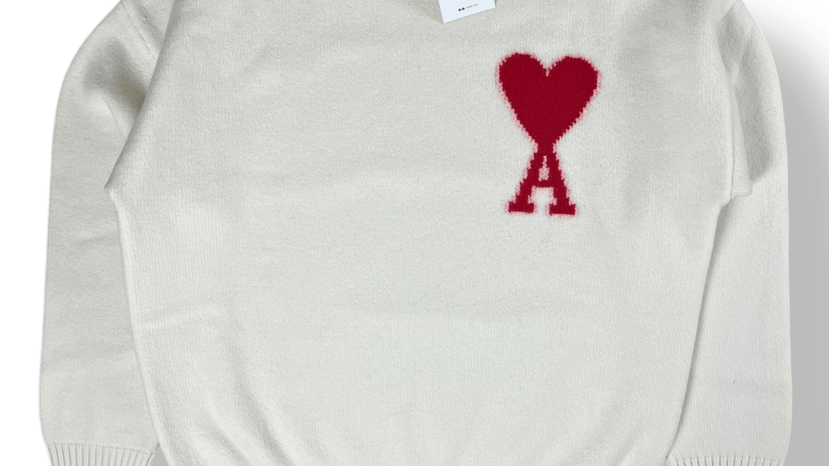 Pull AMI Paris blanc avec le logo Ami de Cœur brodé sur la poitrine