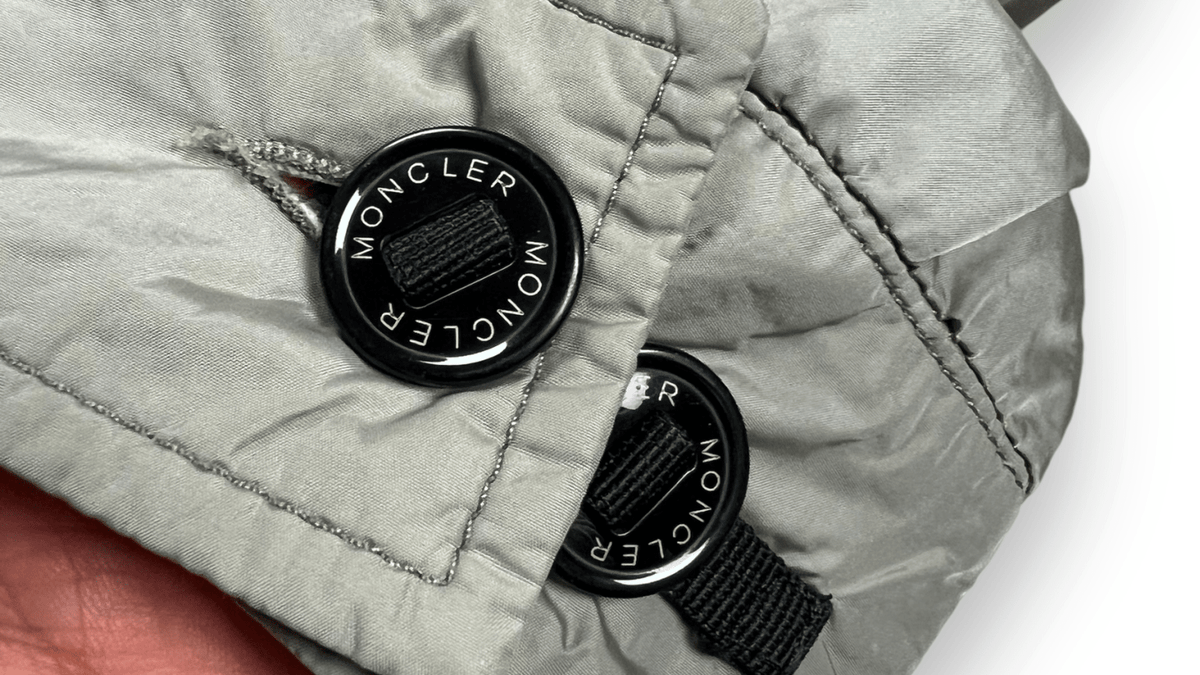 Détail d'une veste Moncler à effet métallisé, les finitions qui font la valeur de la marque