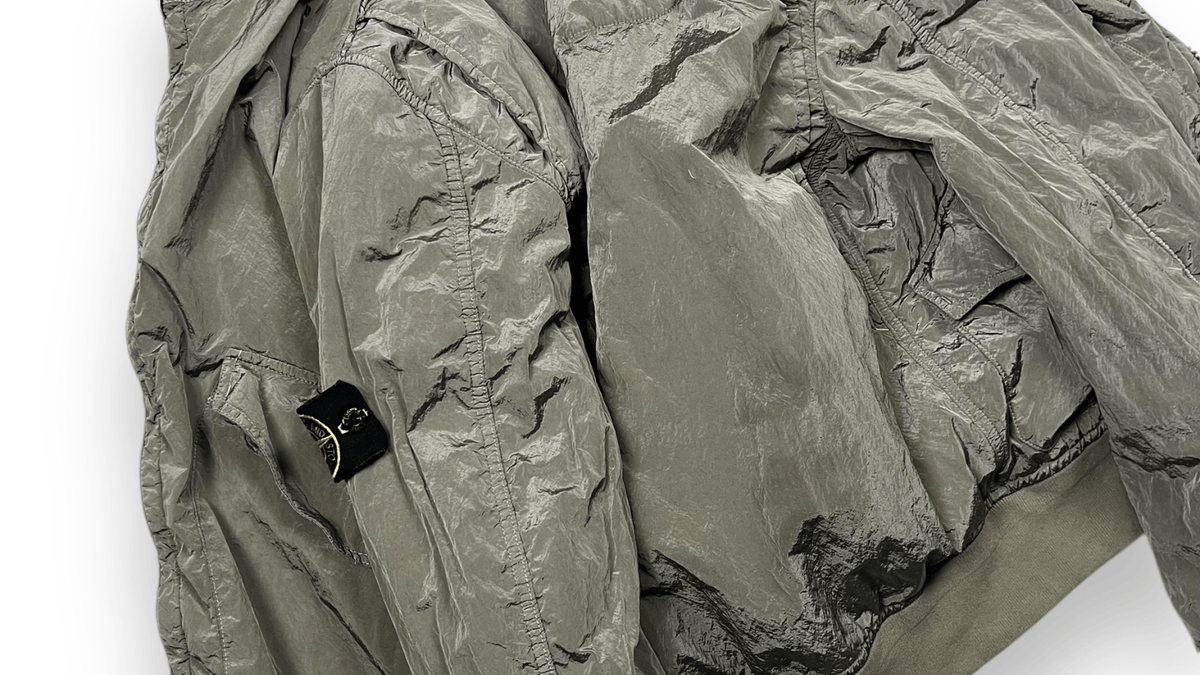 Détail d'une veste Stone Island gris métallique, les finitions qui font la réputation de la marque