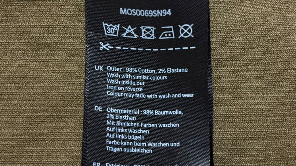 Logo Barbour en gros plan sur une surchemise kaki authentifiée chez NB08