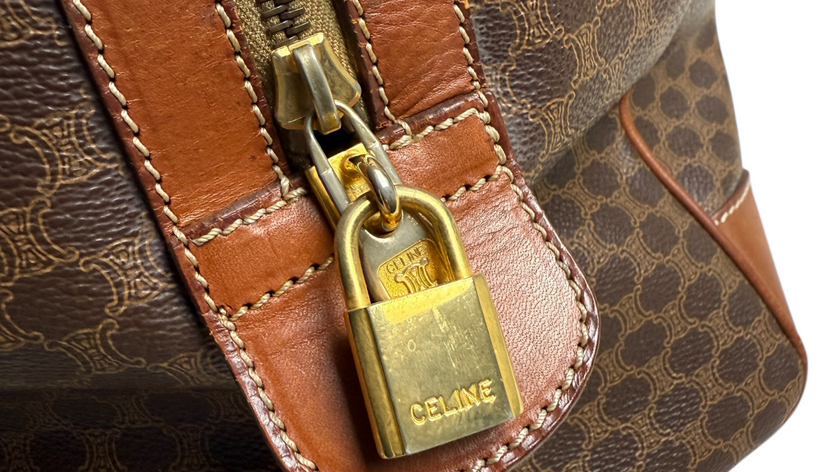 Logo Celine en gros plan sur un sac marron authentifié chez NB08