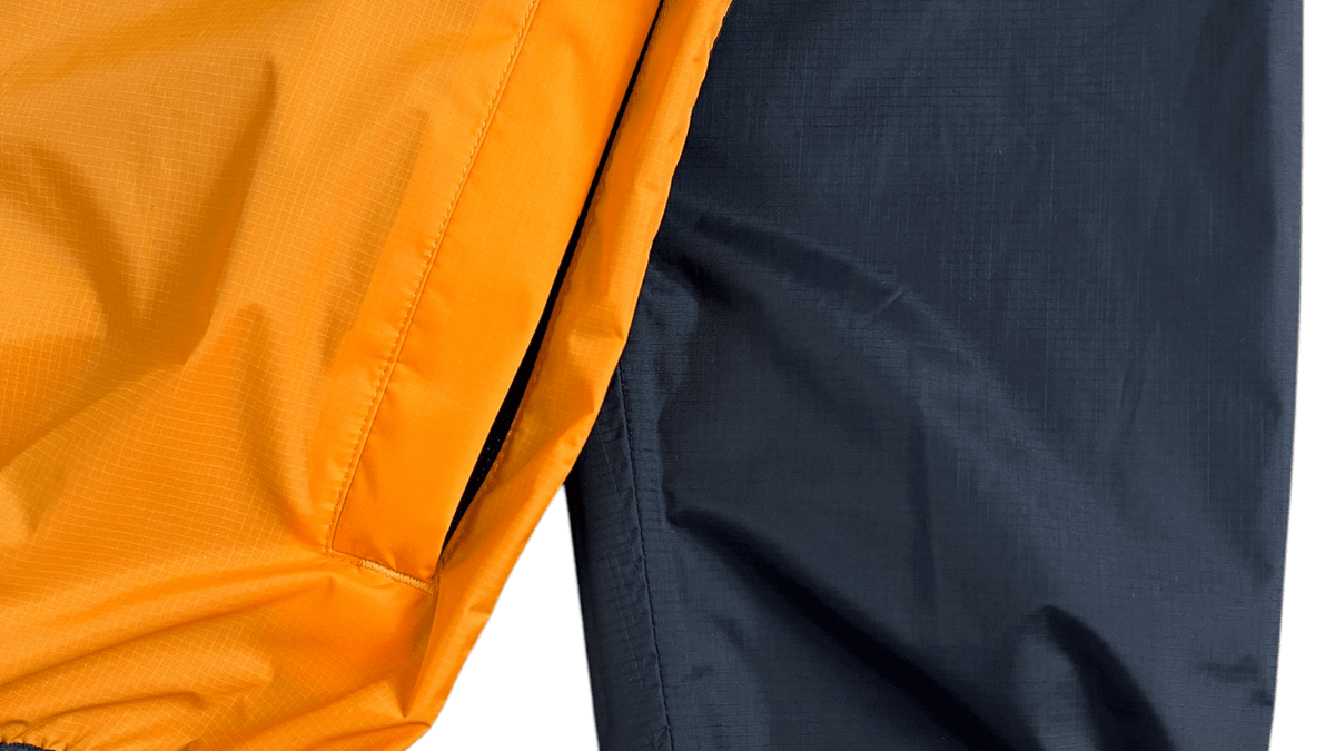 Logo cœur Comme des Garçons PLAY en gros plan sur une veste authentifiée chez NB08