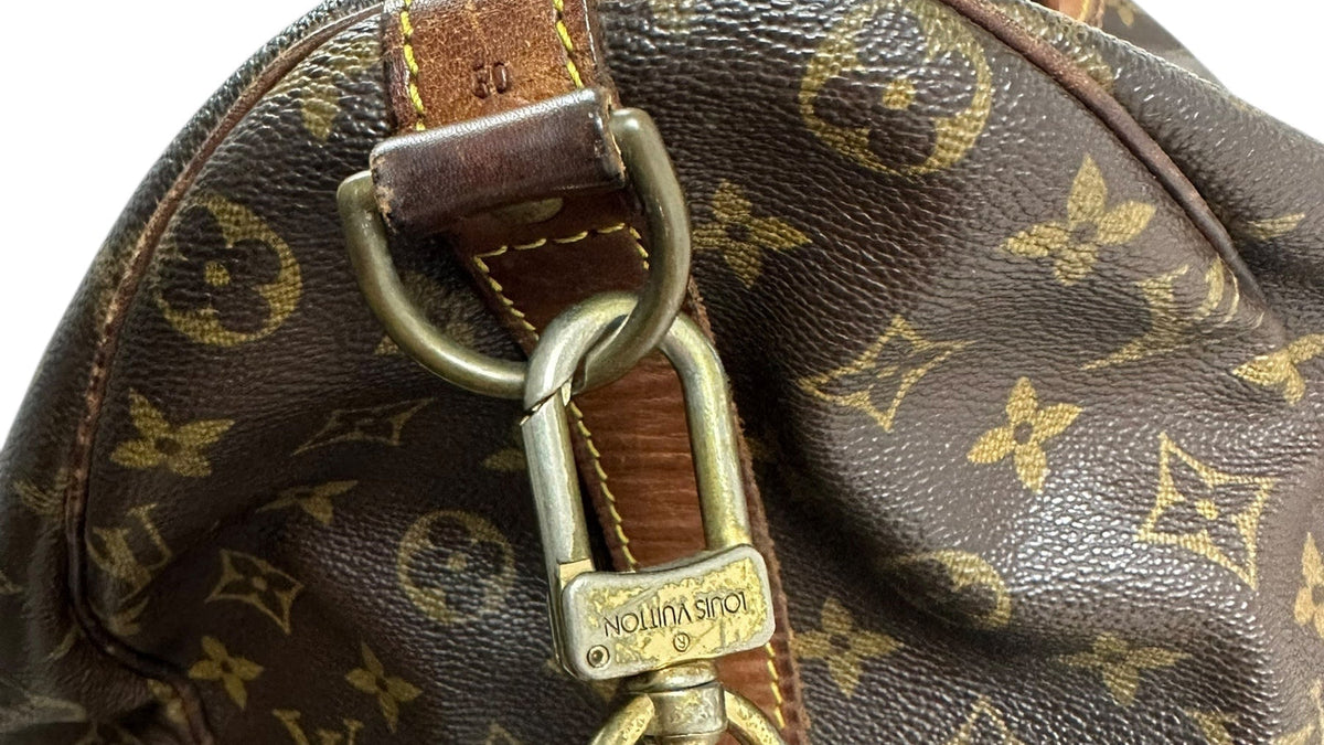 Logo Louis Vuitton en gros plan sur un sac marron authentifié chez NB08