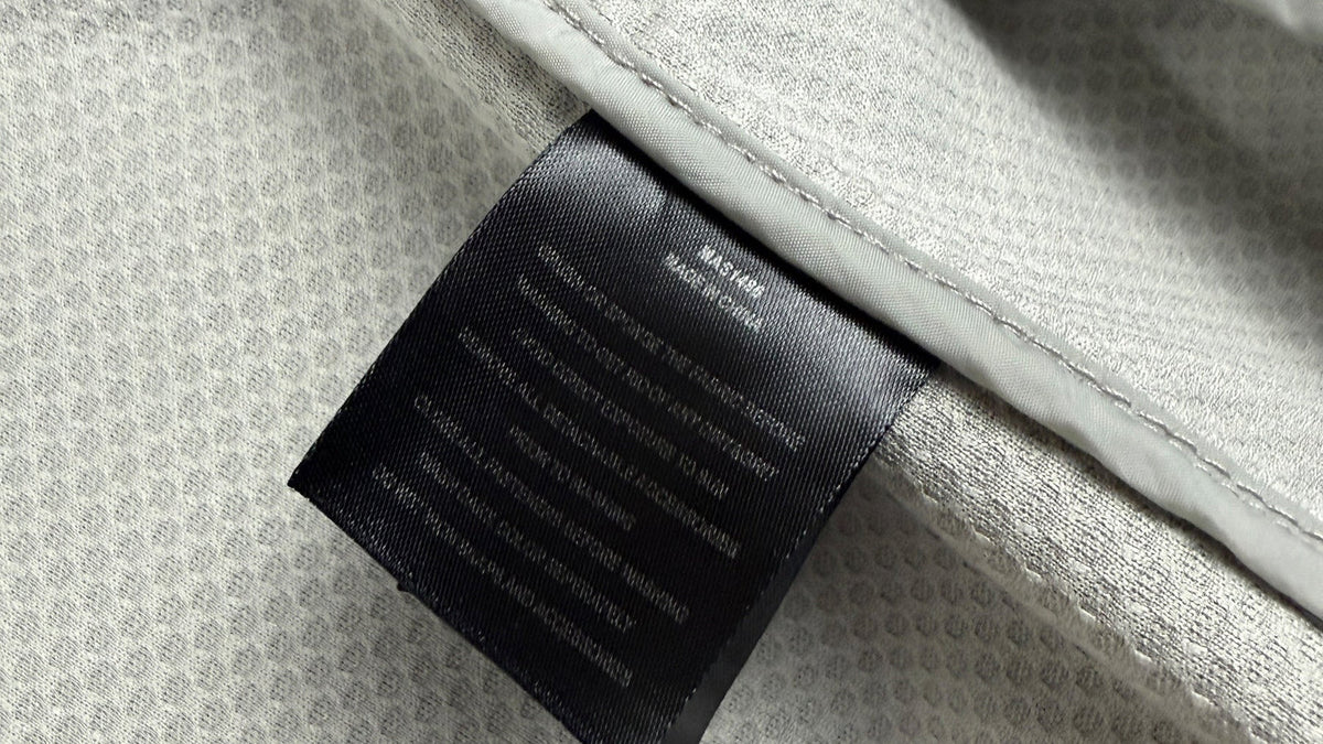 Logo Ma.Strum en gros plan sur une veste grise authentifiée chez NB08