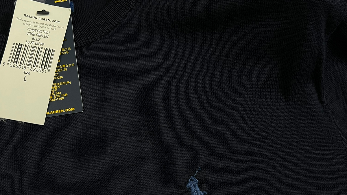 Logo Ralph Lauren brodé sur un pull marine authentifié chez NB08, repère d'authentification