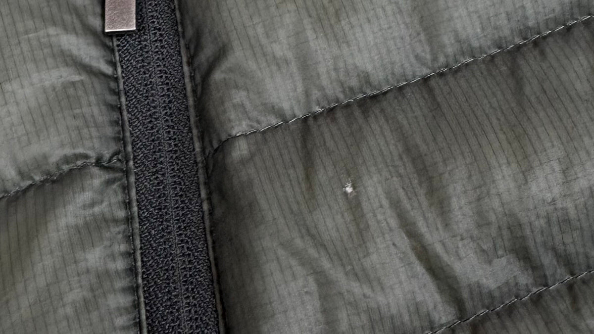 Détail d'un gilet Parajumpers kaki en gros plan, points de contrôle pour authentifier la pièce