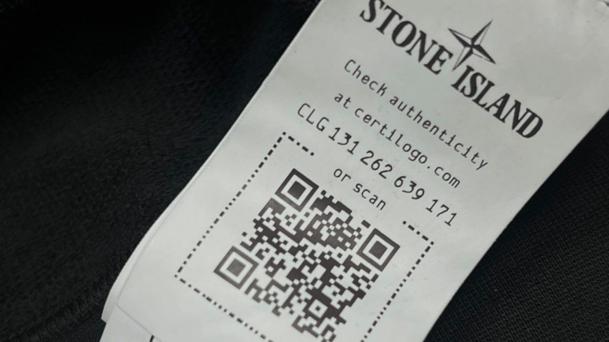 Détail d'une veste Stone Island noire, dans l'esprit de la ligne expérimentale Shadow Project