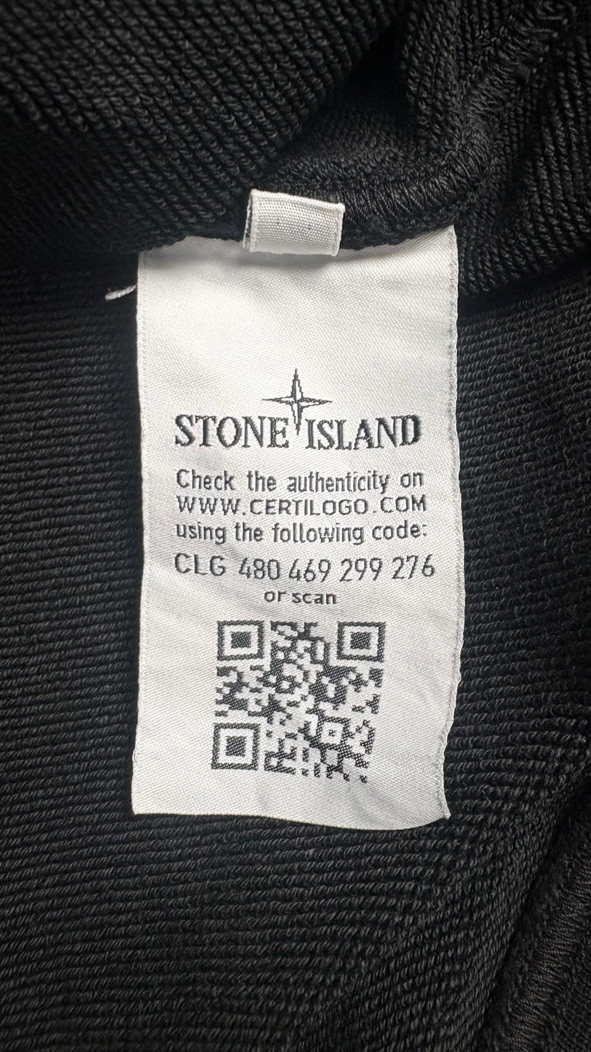 Sweat-shirt Hoodie Stone Island noir taille S, détail étiquettes et finitions — vue 5