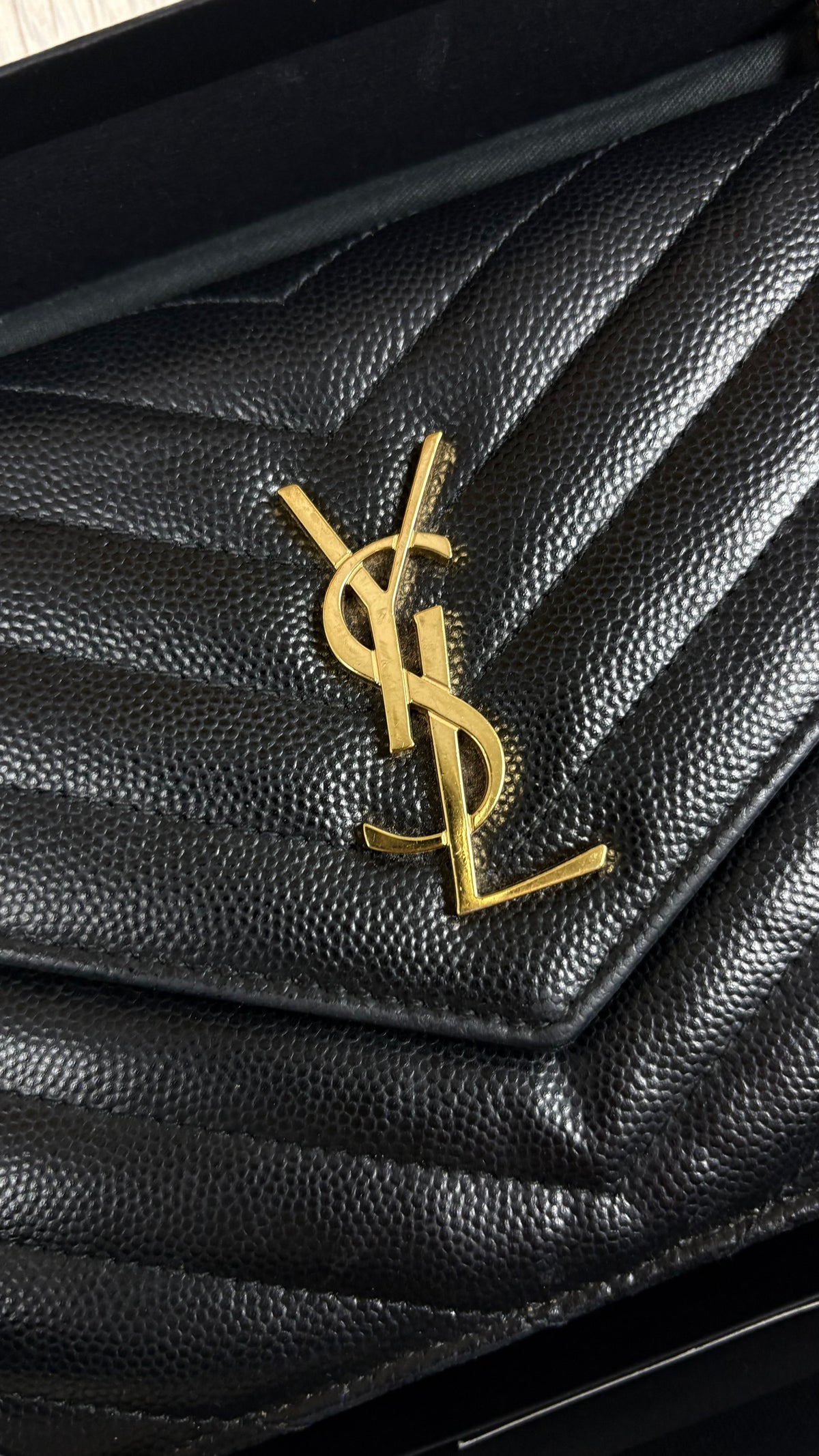 Sac Pochette à Chaîne Saint Laurent Cassandre Grain de Poudre noir taille UNI, détail matière et finitions — vue 4