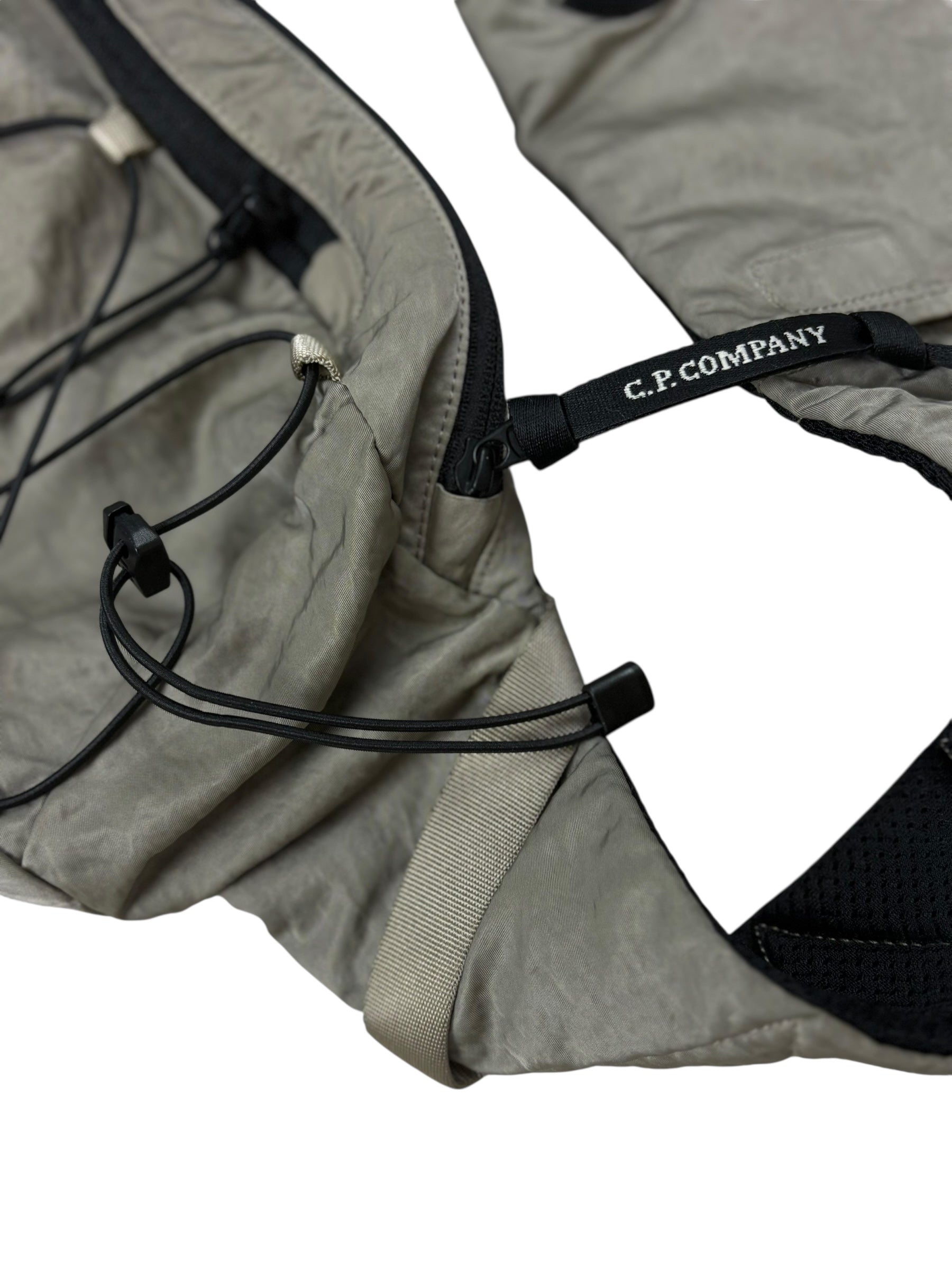 SACOCHE C.P COMPANY GUITARE - GRIS - NEUF COLLECTION 2026