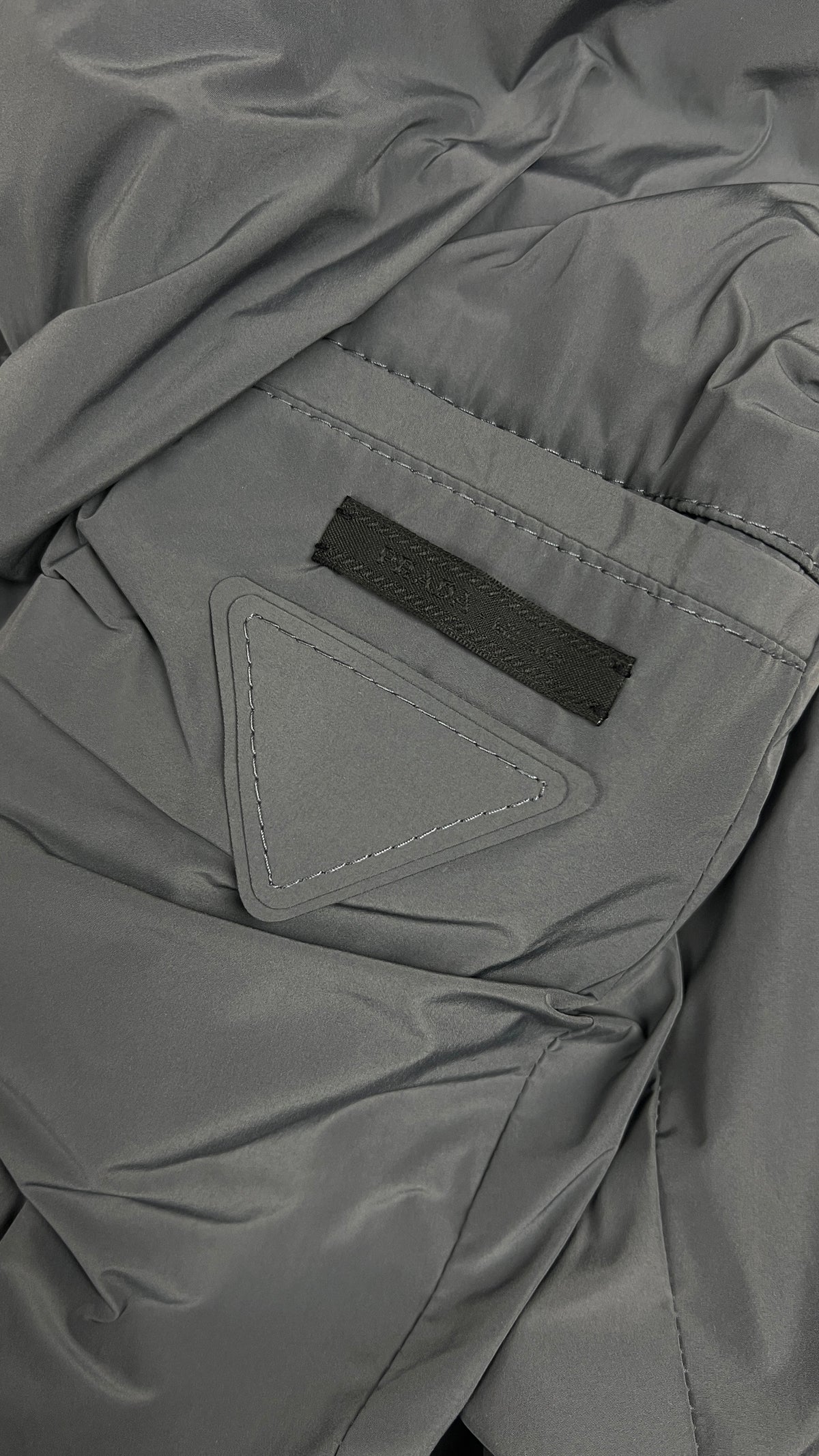 Pantalon Jogging Prada en Nylon, Gris, Taille 48 — photographie complémentaire 3