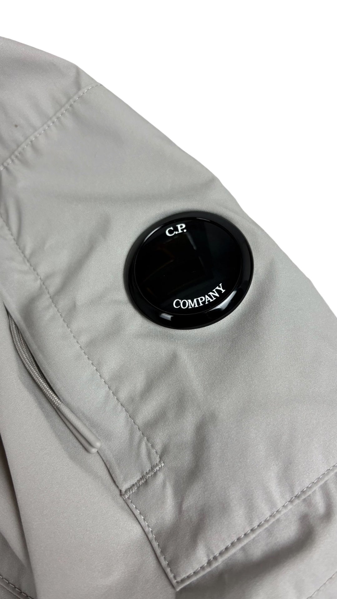 Veste C.P Company Pro-Tek grise - lens sur le bras