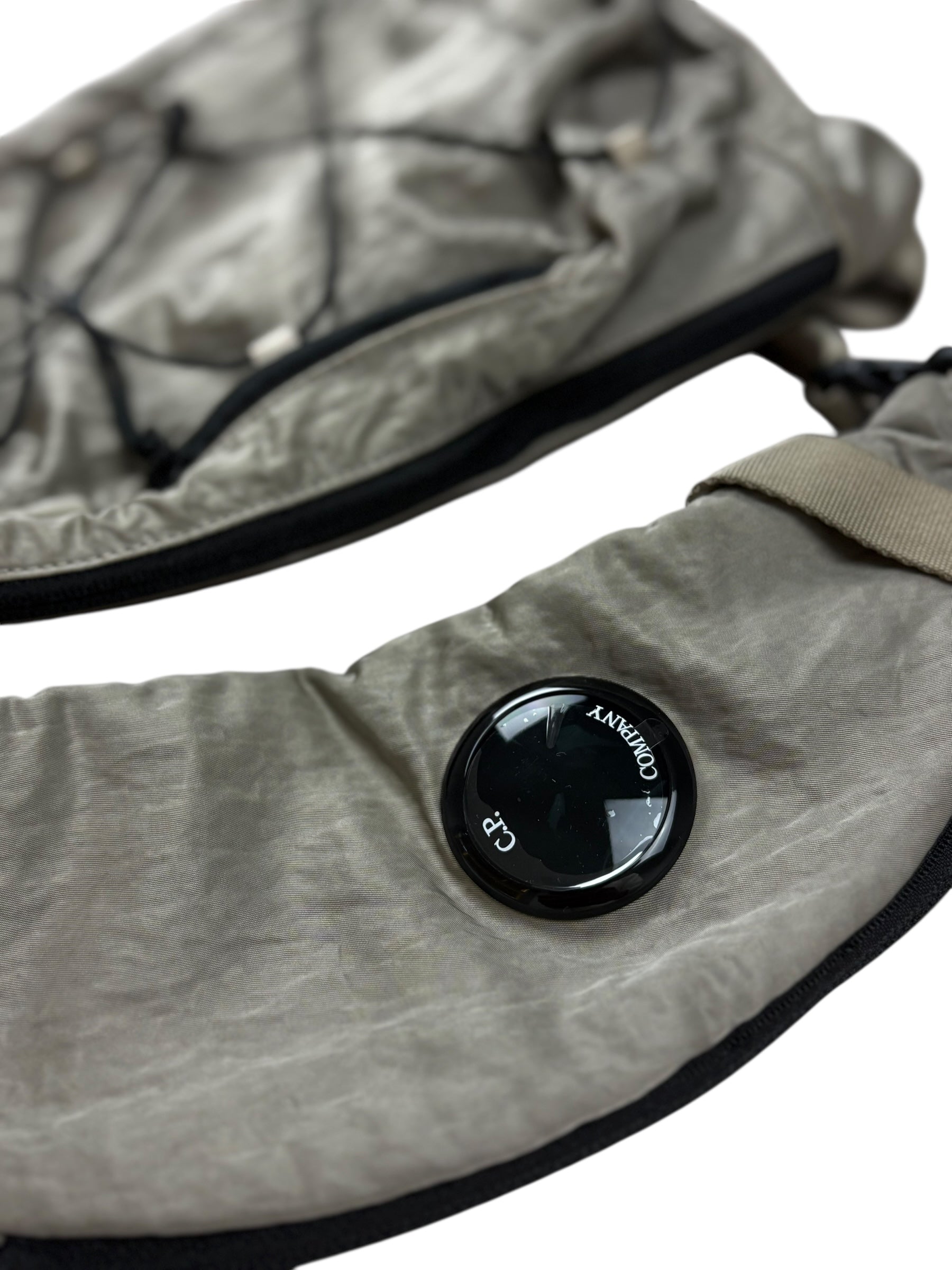 SACOCHE C.P COMPANY GUITARE - GRIS - NEUF COLLECTION 2026