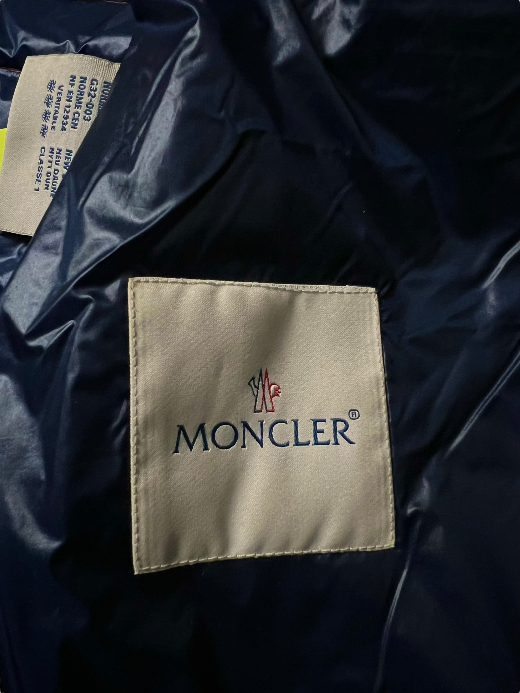 DOUDOUNE À CAPUCHE SANS MANCHES MONCLER - NB08