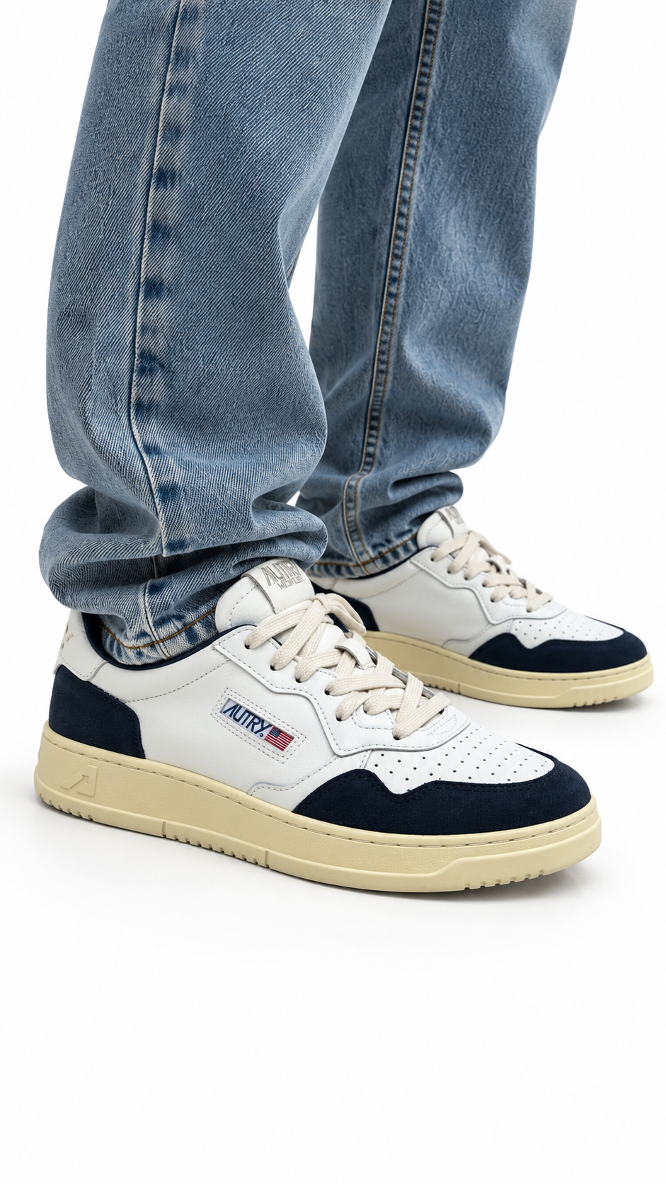 Sneakers Autry Medalist Low Cuir Blanc Daim Denim blanc et bleu, détail matière et finitions — vue 4