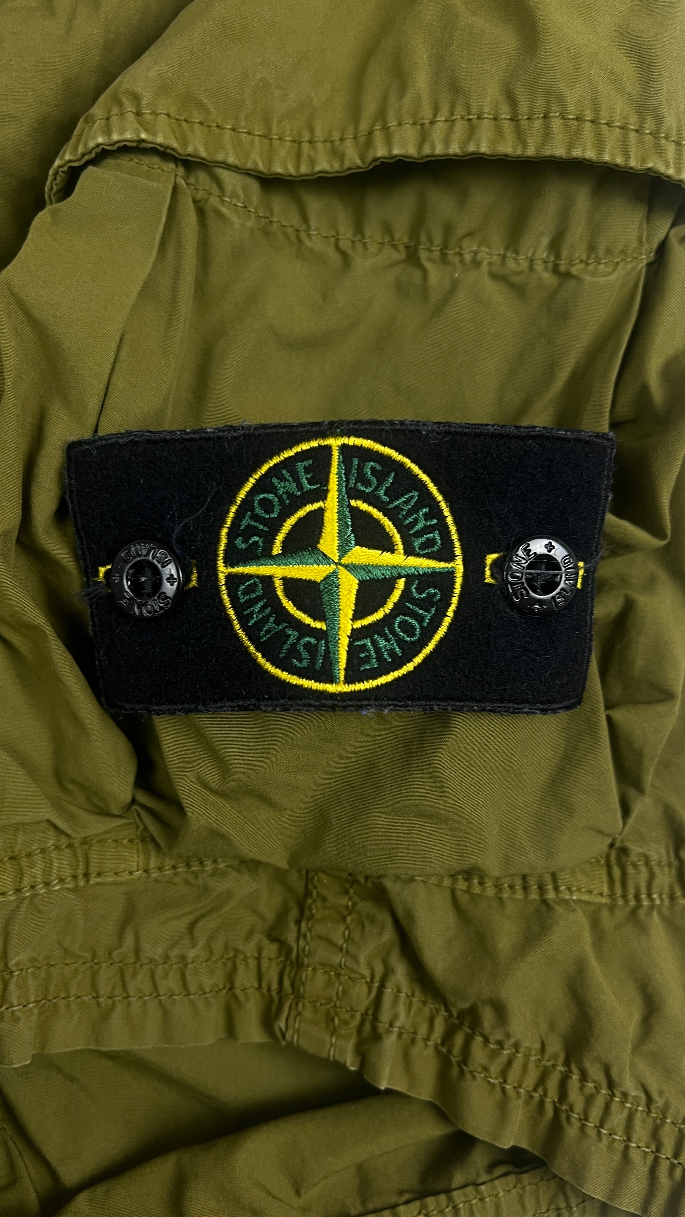 Bermuda Stone Island vert olive taille W30 - détail