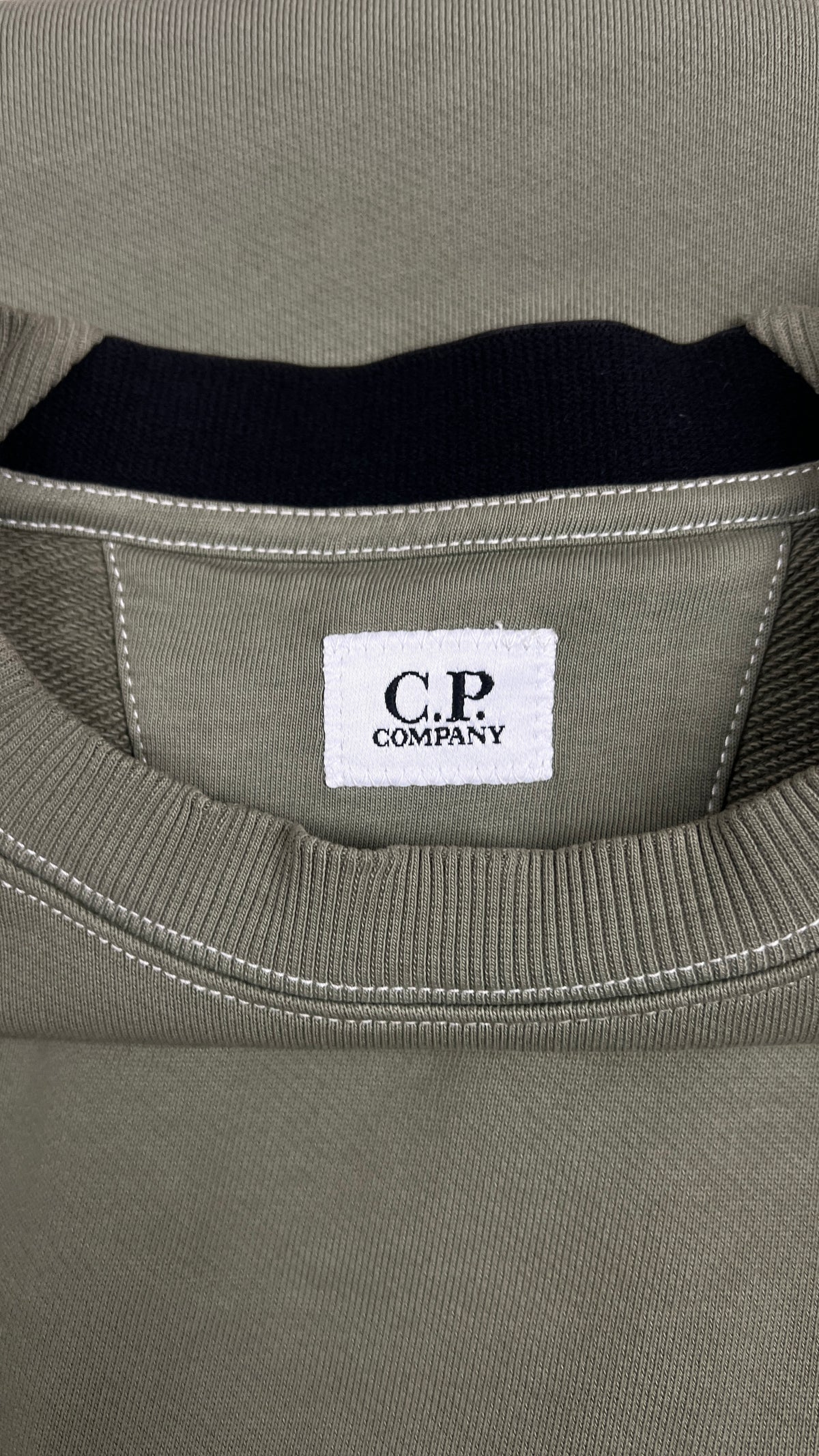 Pull Crewneck C.P Company Lens Resist Dyed kaki taille M, détail étiquettes et finitions — vue 4
