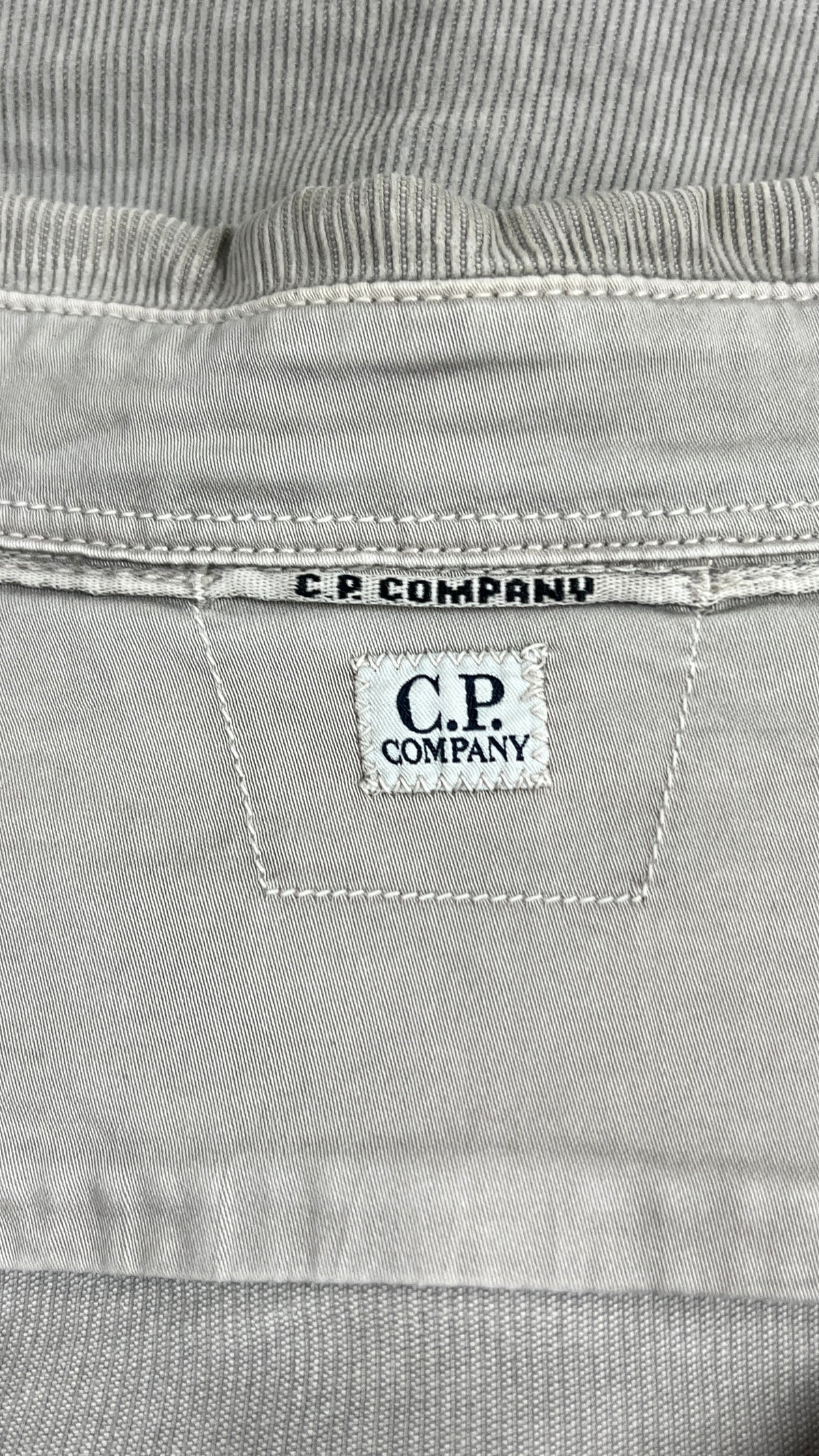 Surchemise en Velours Côtelé C.P Company gris, détail étiquettes et finitions — vue 4