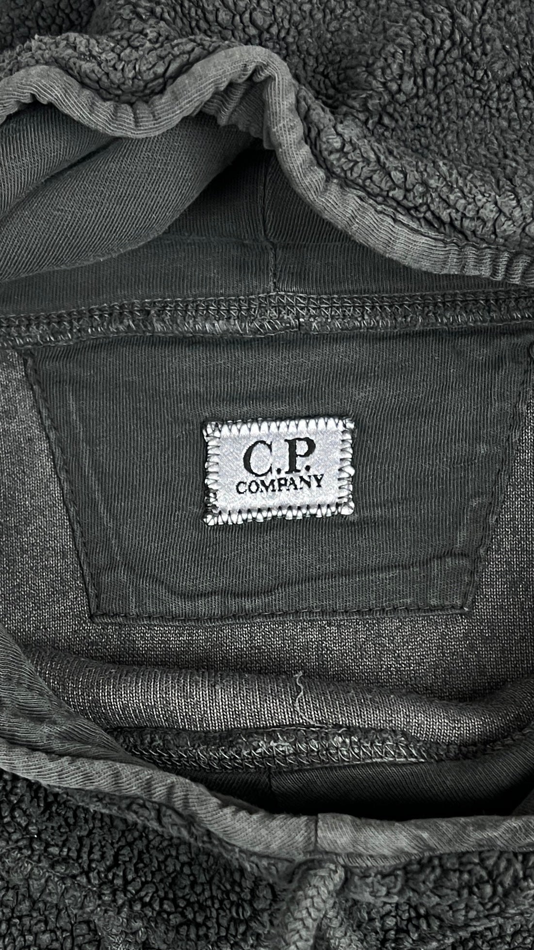 Sweat à Capuche C.P Company Sherpa gris, détail étiquettes et finitions — vue 4