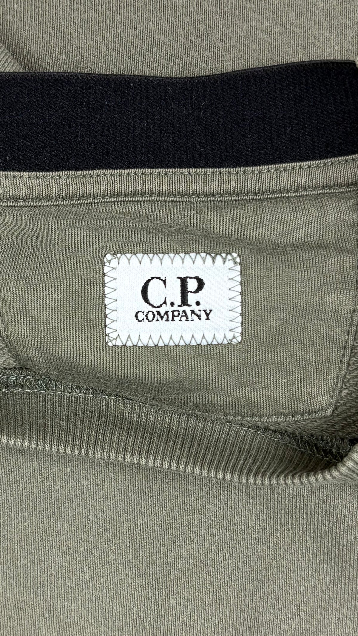 Sweat-shirt Crewneck C.P Company Diagonal Raised Fleece Lens kaki taille S, détail étiquettes et finitions — vue 3