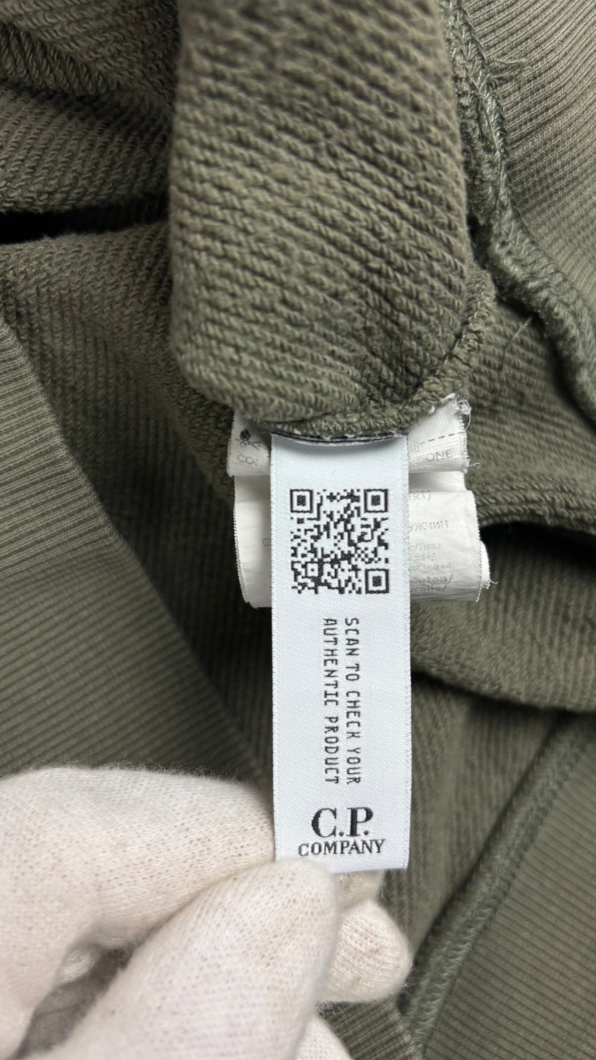 Sweat-shirt Crewneck C.P Company Diagonal Raised Fleece Lens kaki taille S, détail étiquettes et finitions — vue 6