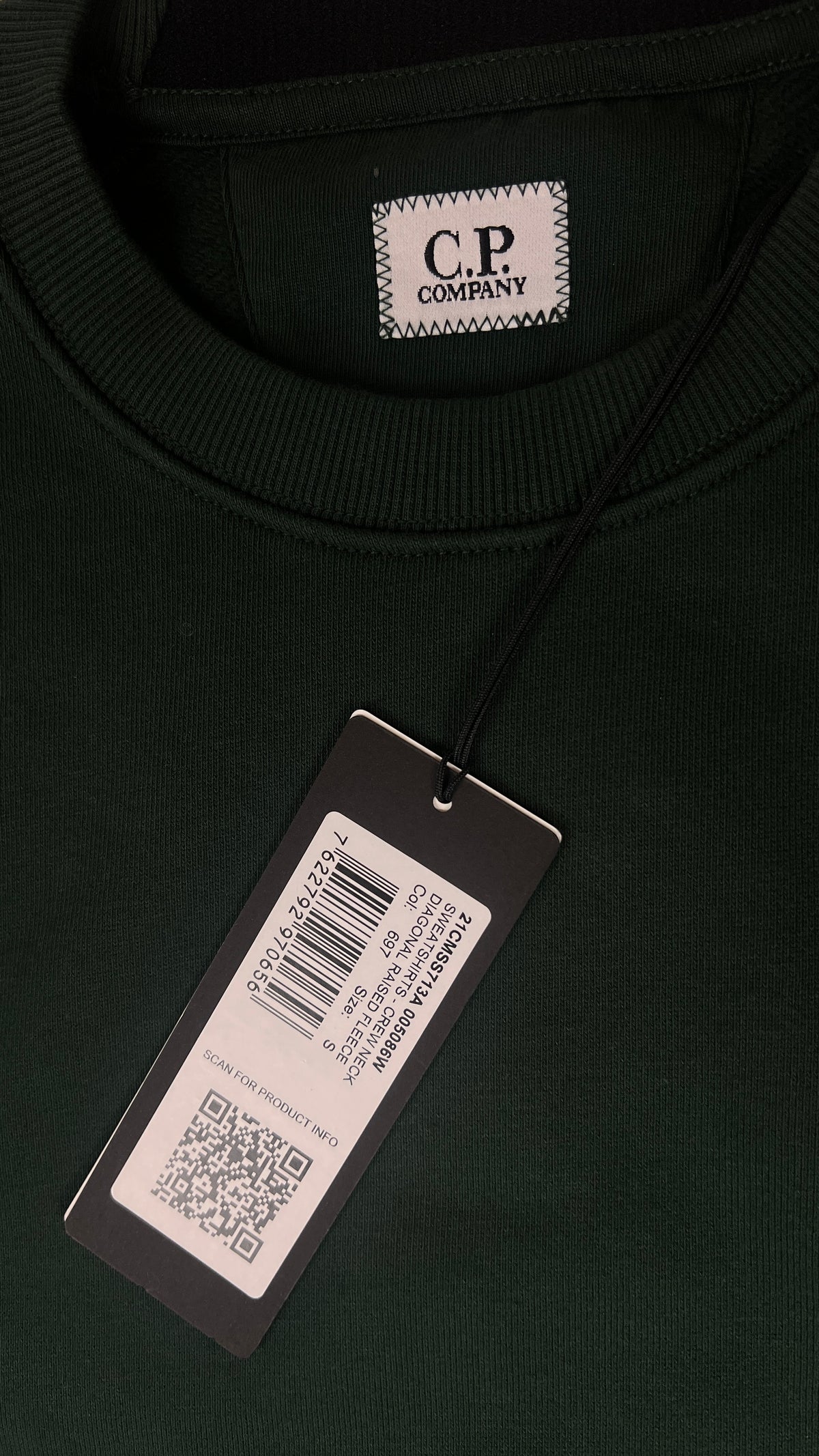 Sweat-shirt Crewneck C.P Company Diagonal Raised Fleece Lens Ponderosa Pine vert, détail étiquettes et finitions — vue 5