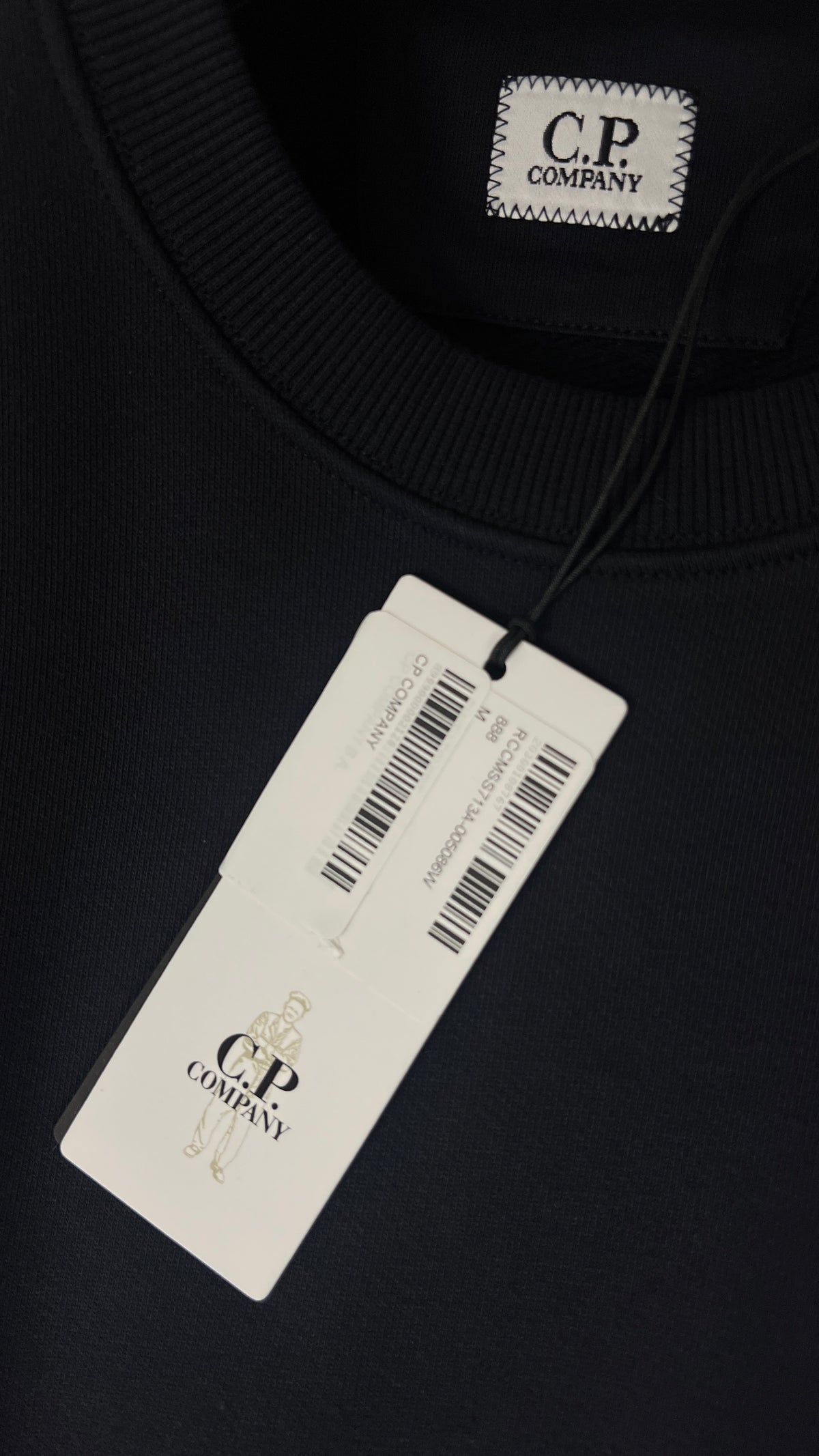 Sweat-shirt Crewneck C.P Company Diagonal Raised Fleece Lens Total Eclipse marine, détail étiquettes et finitions — vue 5