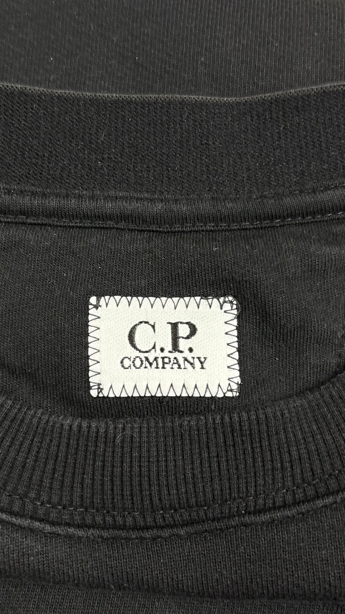 Sweat-shirt C.P Company noir, détail étiquettes et finitions — vue 3