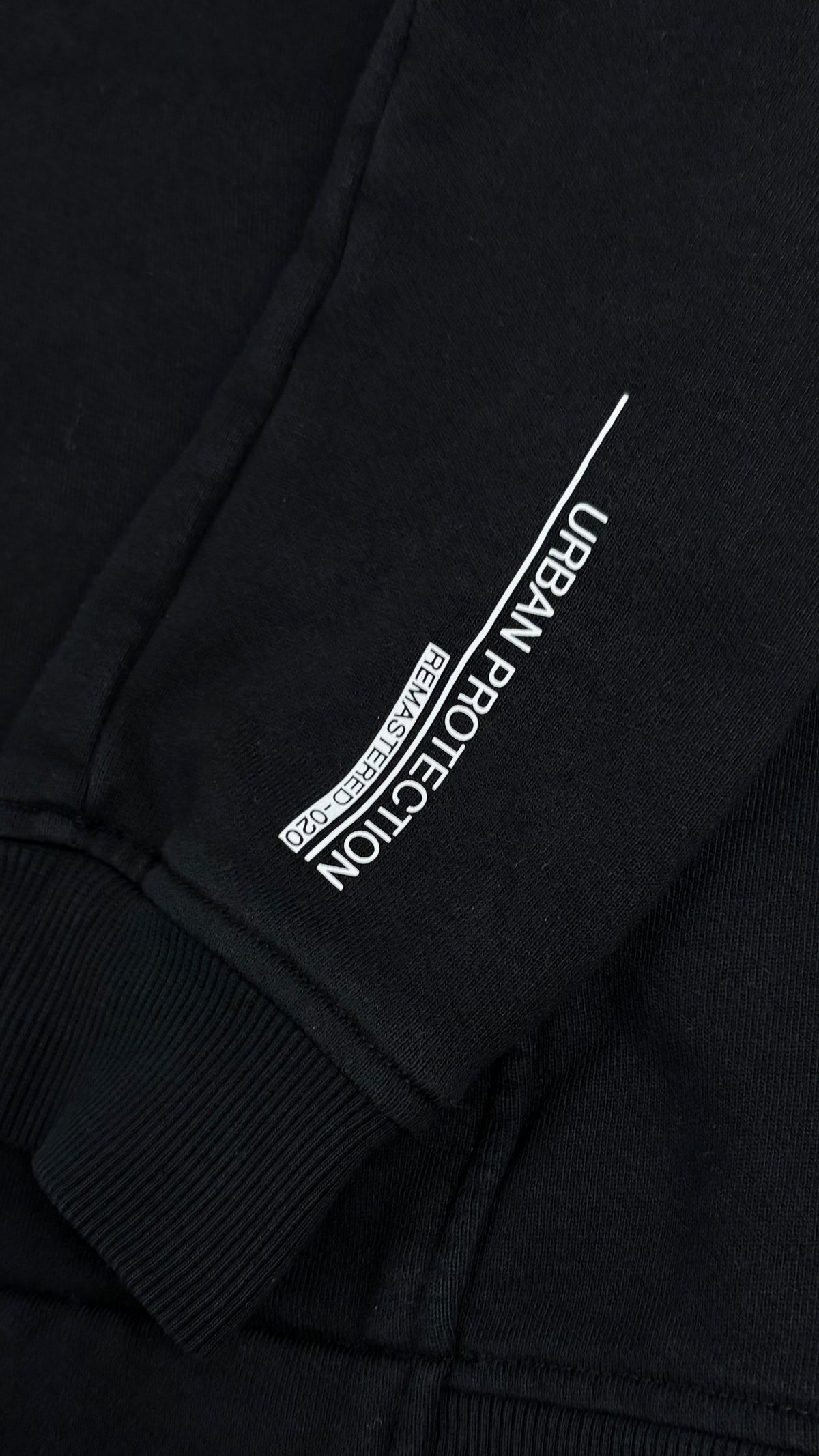 Sweat Zippé à Capuche C.P Company Urban Protection noir, détail étiquettes et finitions — vue 3