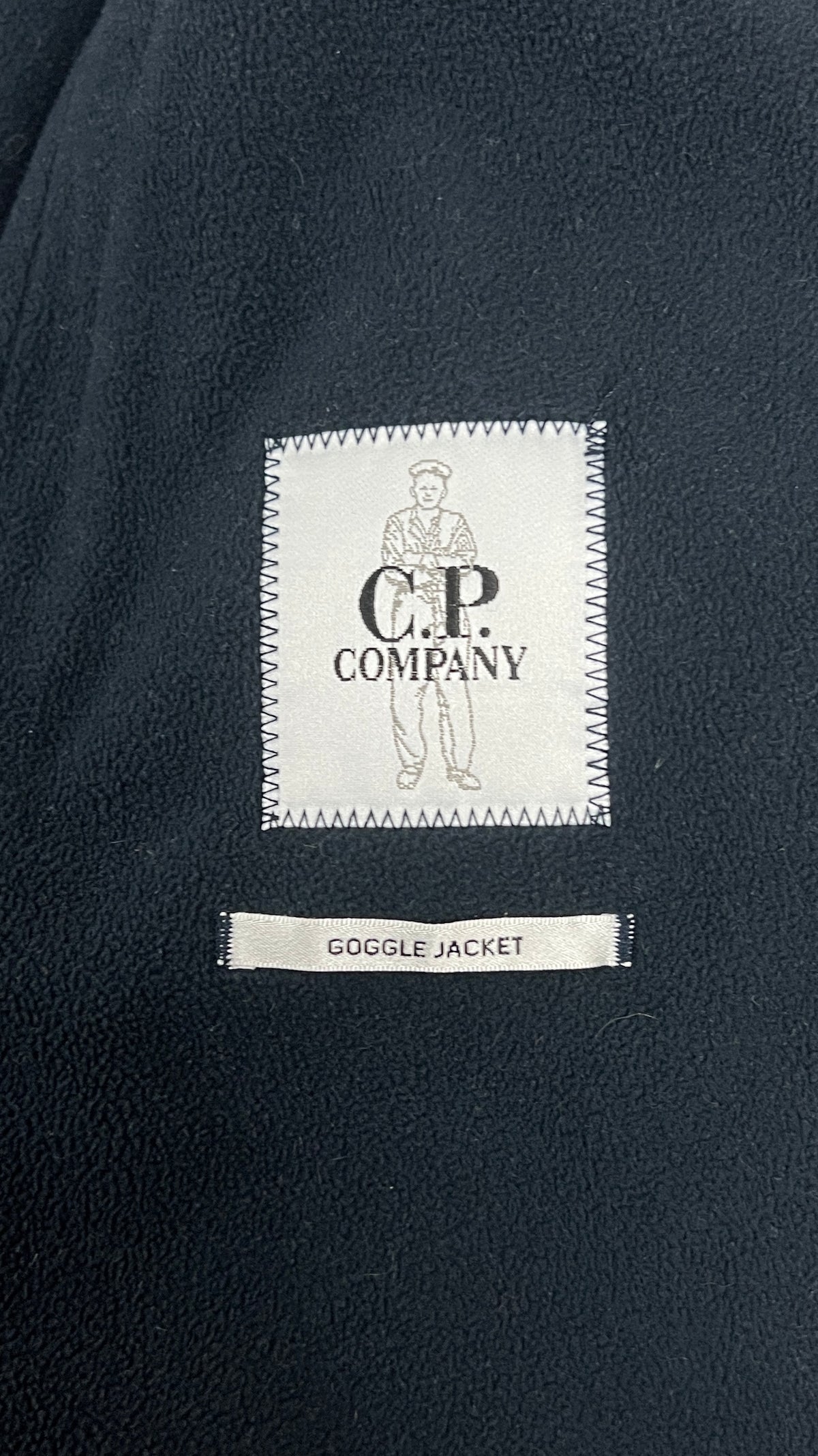 Veste Goggle C.P Company Shell-R marine, détail étiquettes et finitions — vue 4