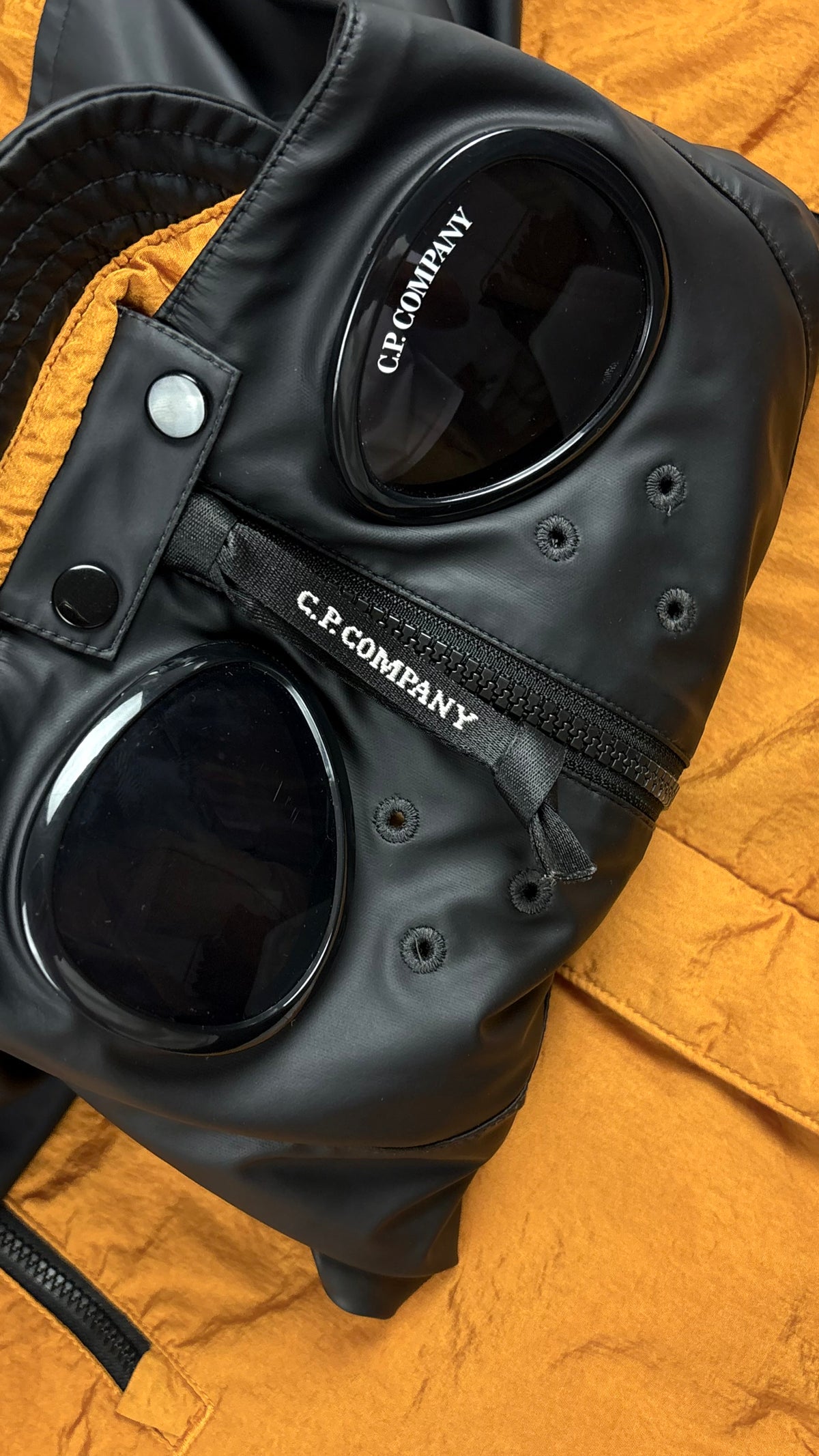 Veste Goggle C.P Company Undersixteen Explorer camel et noir, détail étiquettes et finitions — vue 3