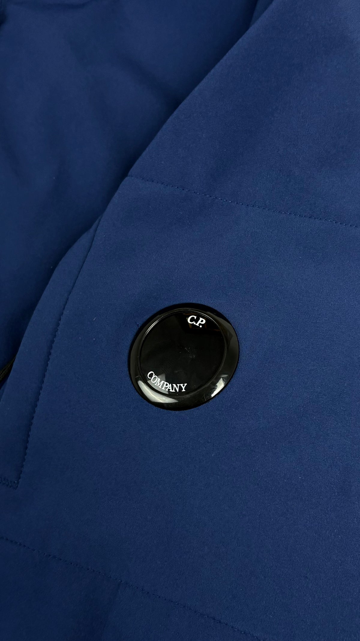 Veste C.P Company Shell-R bleu, détail étiquettes et finitions — vue 3