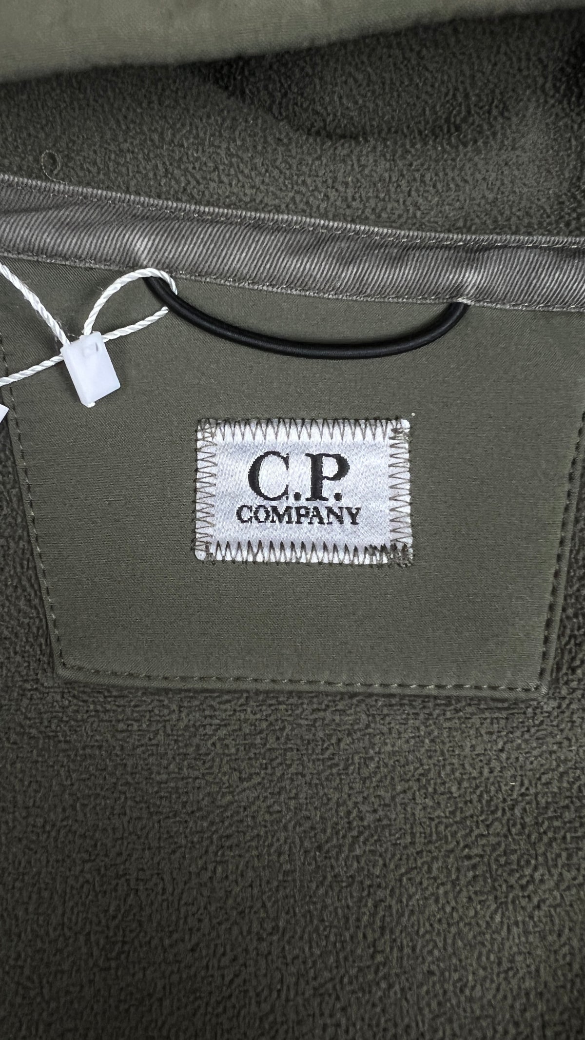 Veste C.P Company Soft Shell-R kaki, détail étiquettes et finitions — vue 4