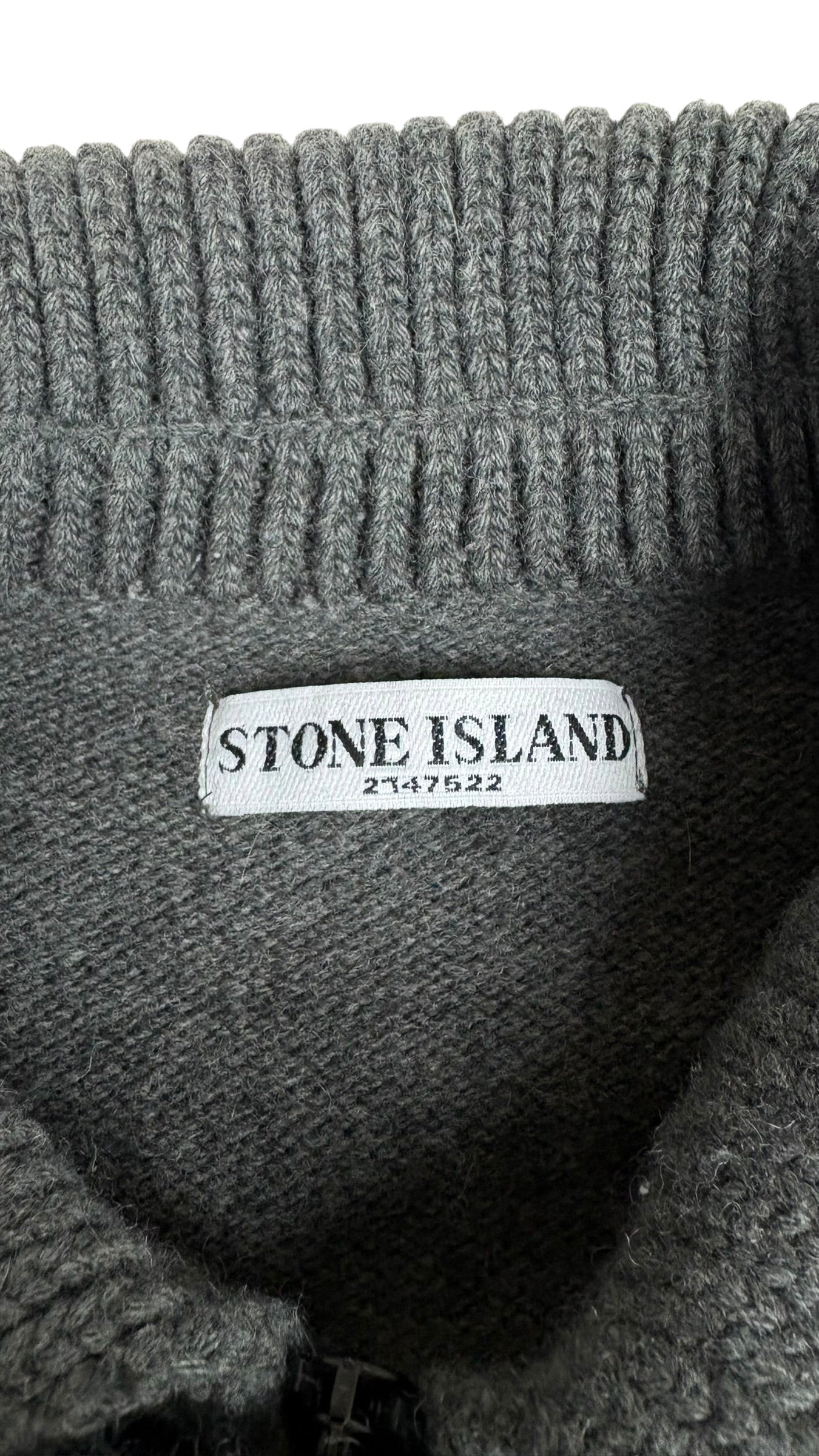 Etiquette de marque Stone Island cousue a l interieur du col cotele gris du cardigan
