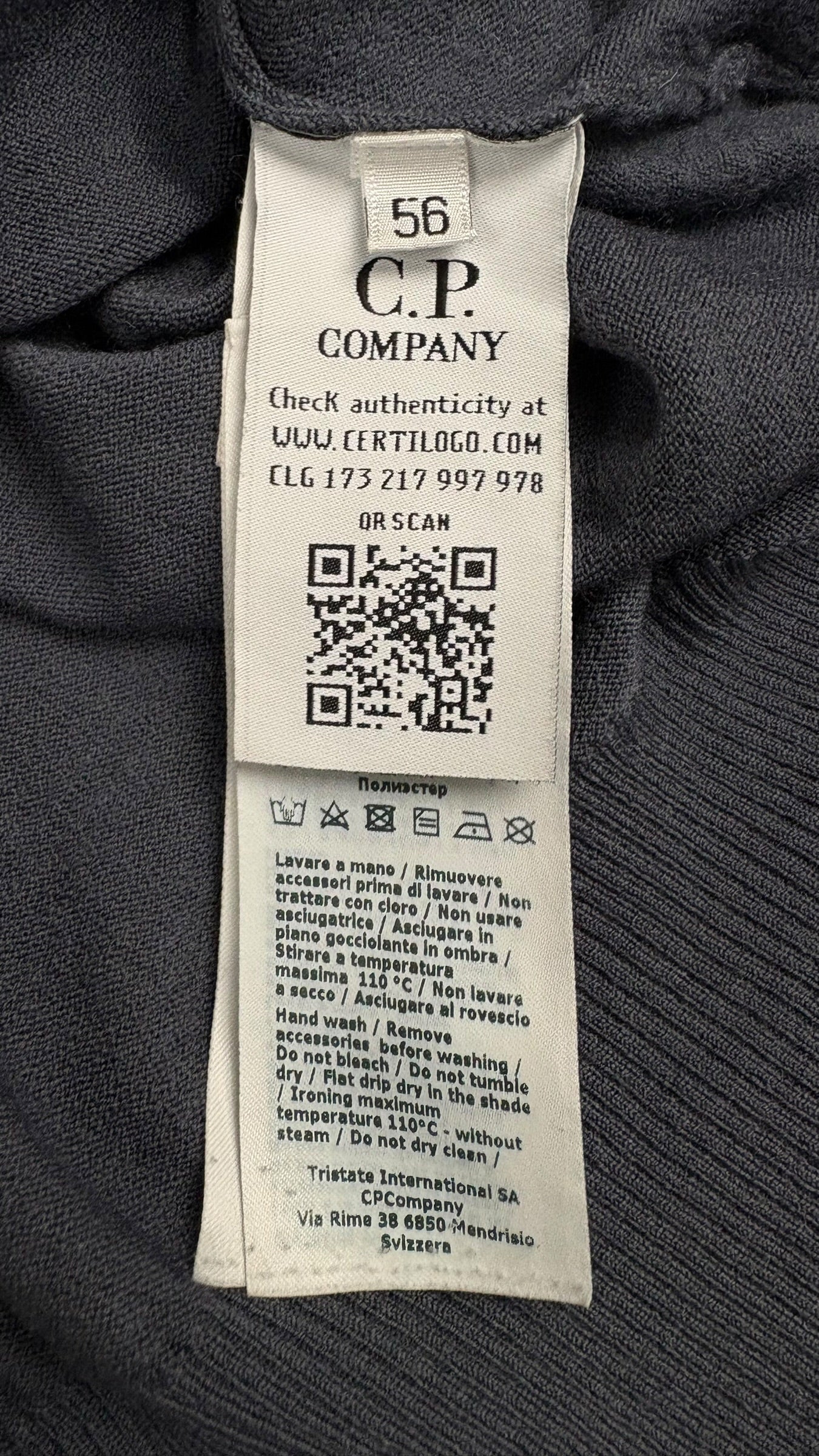 Etiquette interieure C.P Company indiquant la taille 56, la composition, les instructions de lavage et un QR code Certilogo d'authenticite, vue detail