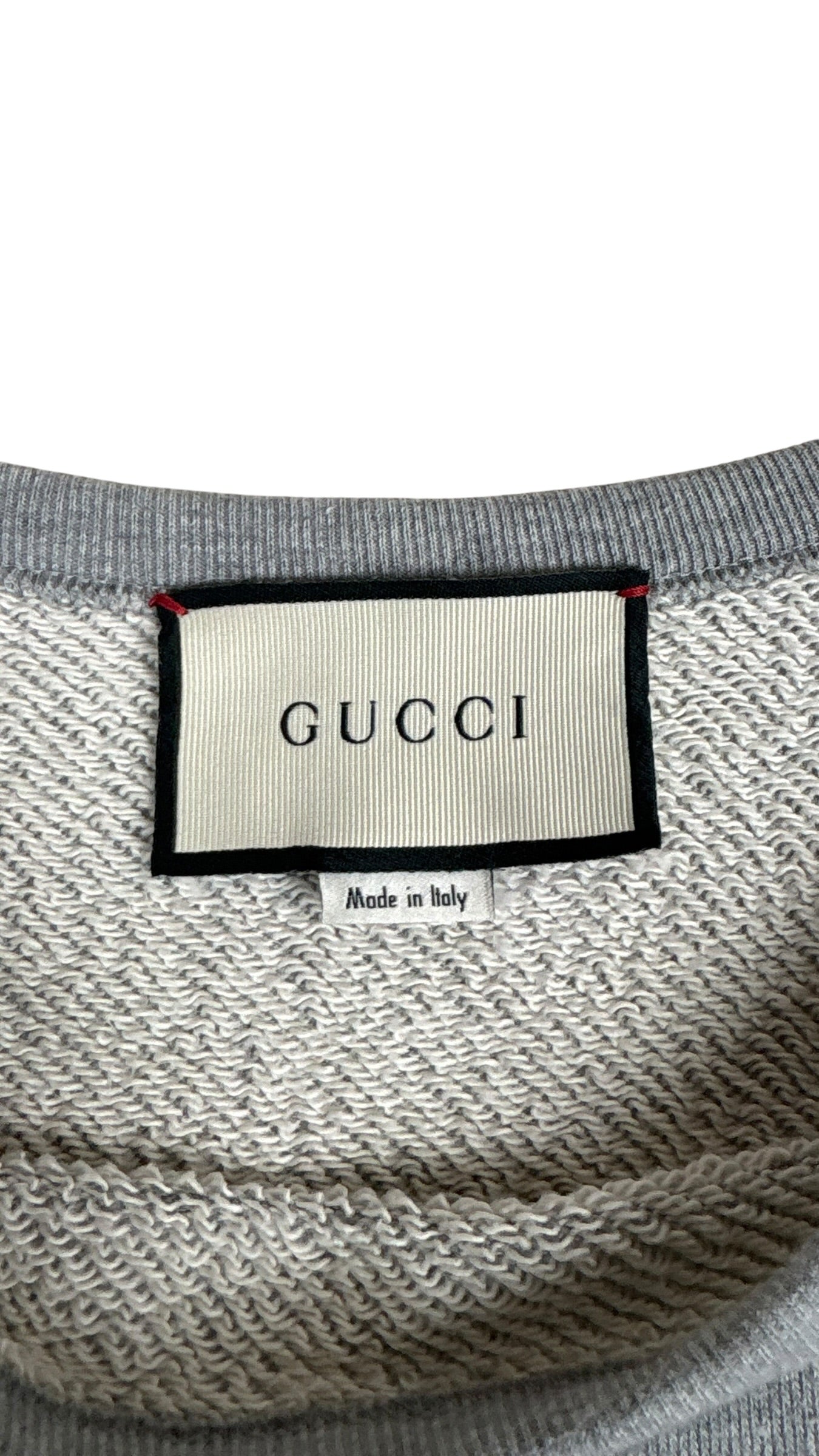 Étiquette de marque intérieure du crewneck Gucci avec le logo GUCCI et la mention Made in Italy