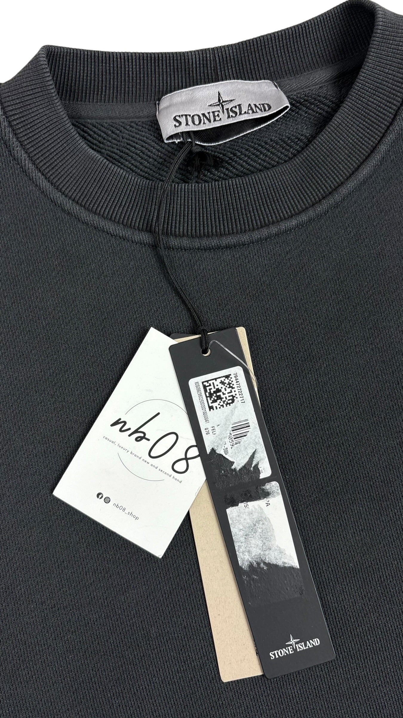 Étiquette encolure Stone Island du crewneck gris avec les étiquettes cartonnées d'origine encore attachées (neuf avec étiquettes)