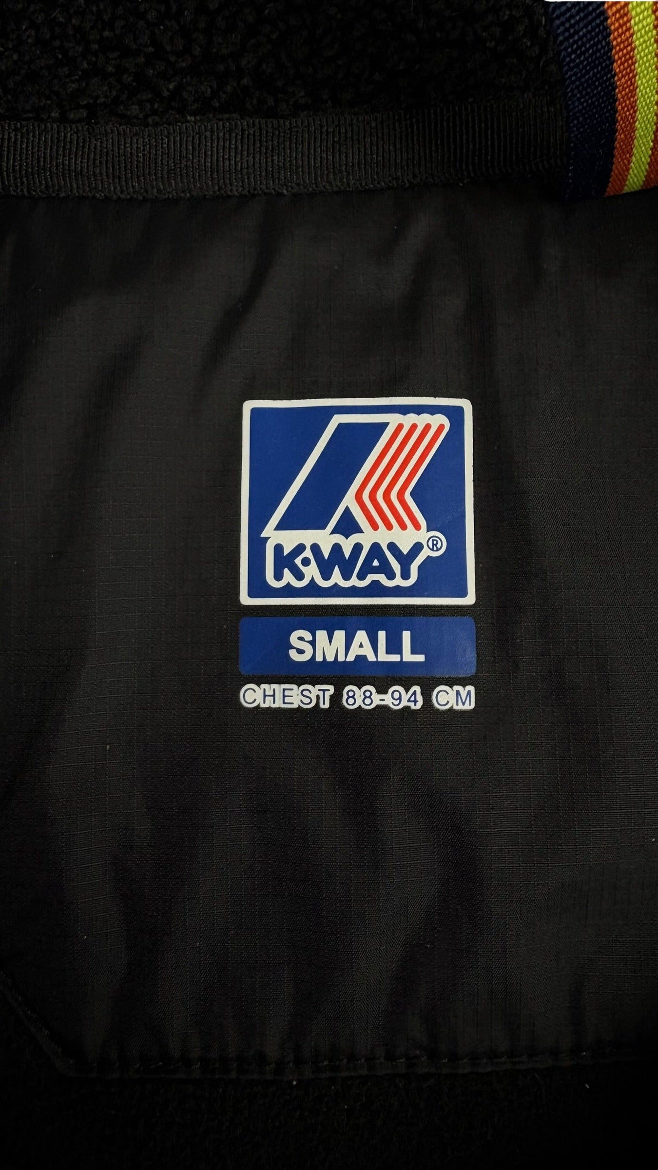 Etiquette de taille K-Way indiquant Small, tour de poitrine 88-94 cm