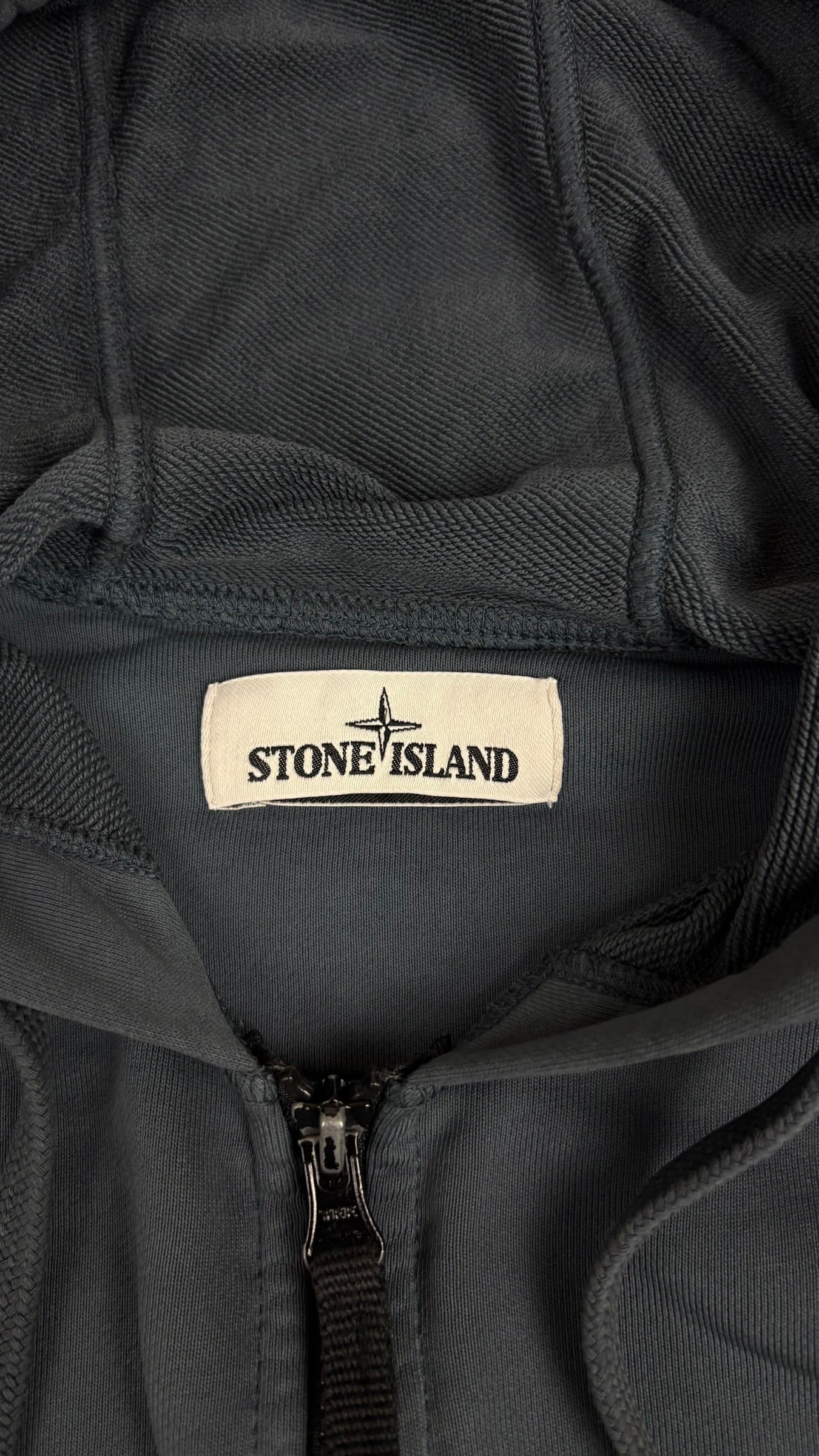 Étiquette de marque Stone Island cousue à l'intérieur du col et haut de la fermeture éclair du gilet marine