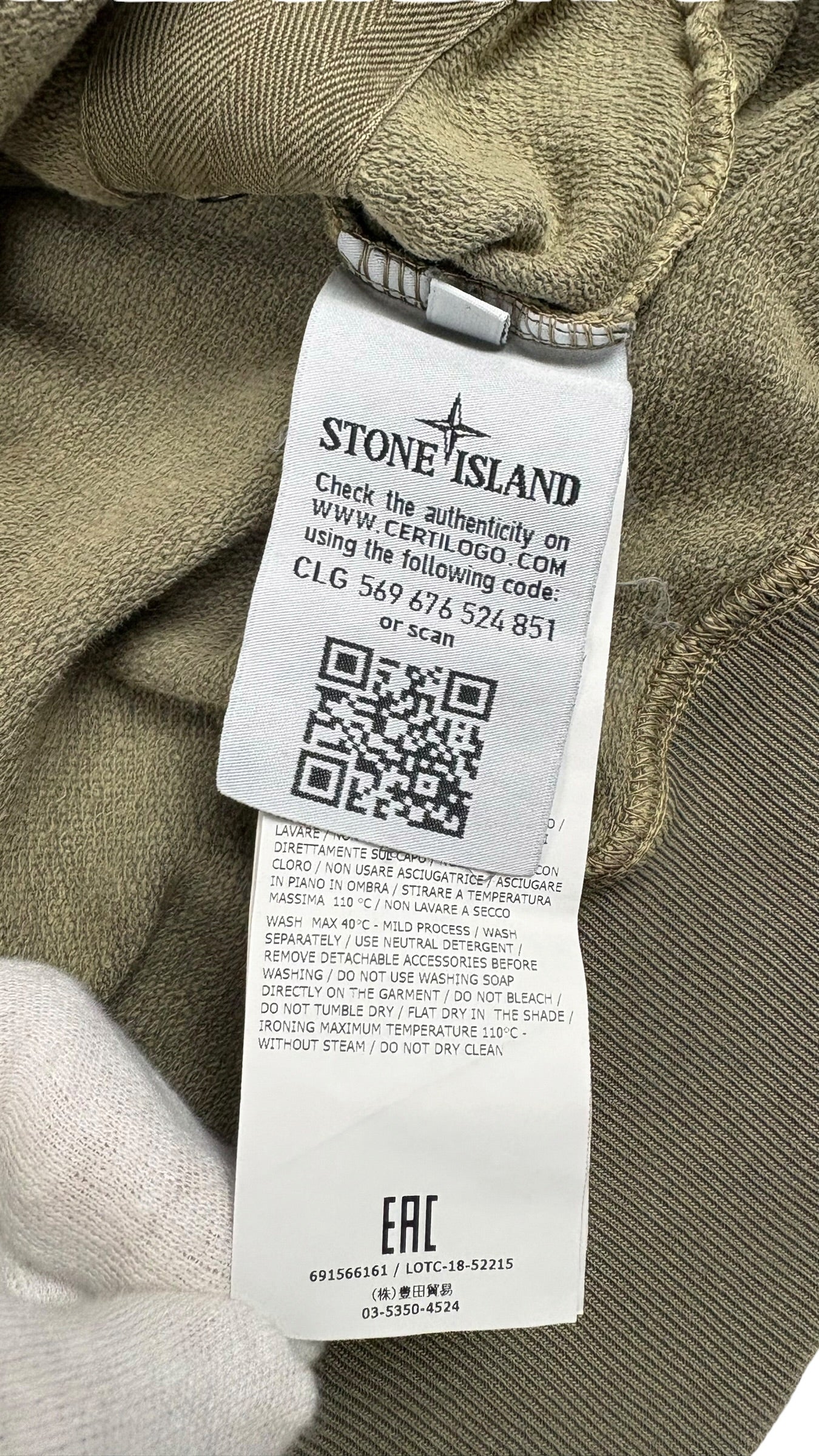 Étiquette de composition et d'authenticité Stone Island avec QR code CertiLogo et référence 691566161 du hoodie kaki