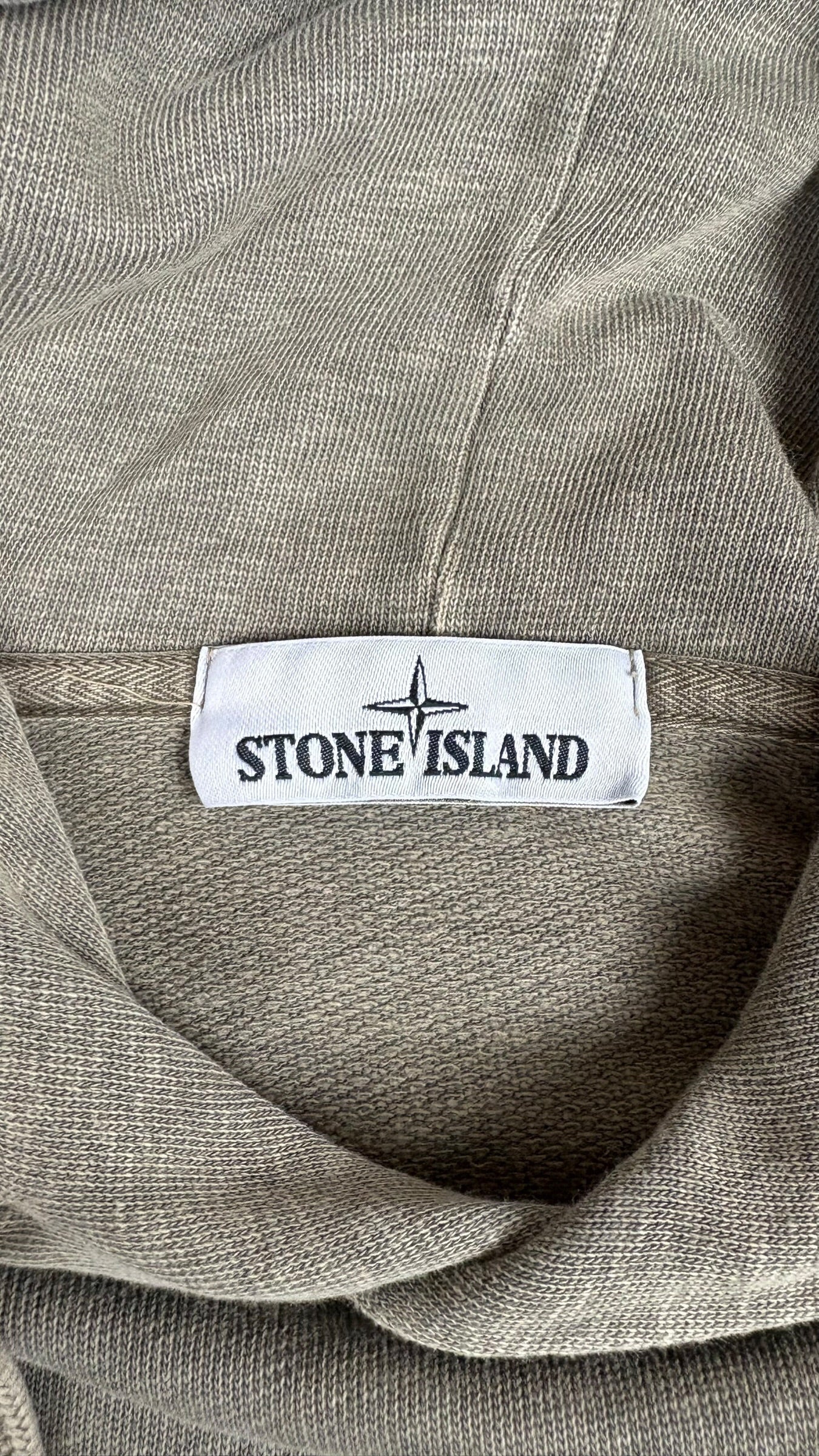 Étiquette de marque Stone Island cousue à l'intérieur du col du hoodie kaki