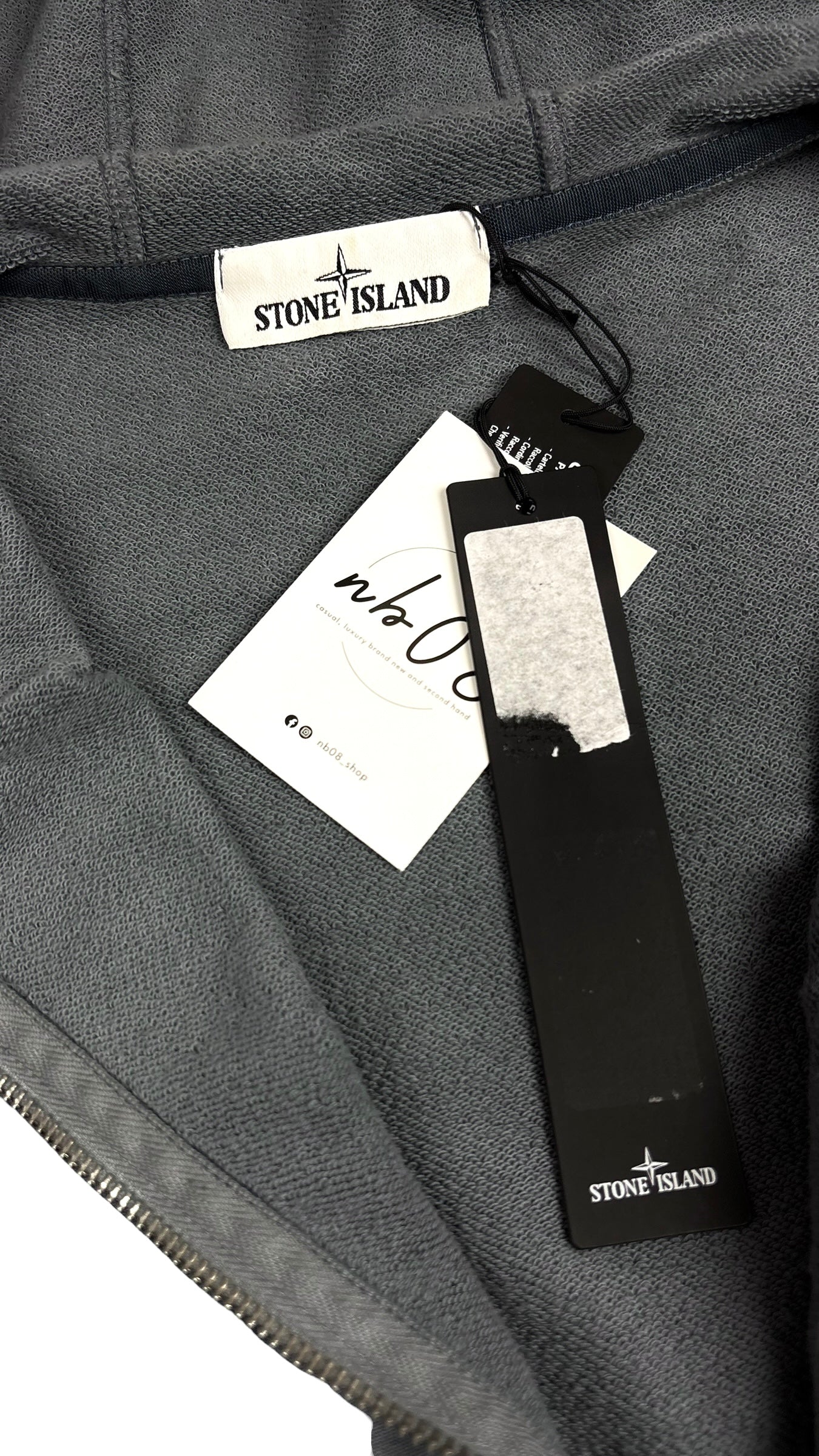 Étiquette encolure Stone Island du hoodie bleu marine avec les étiquettes cartonnées d'origine encore attachées (neuf avec étiquettes)