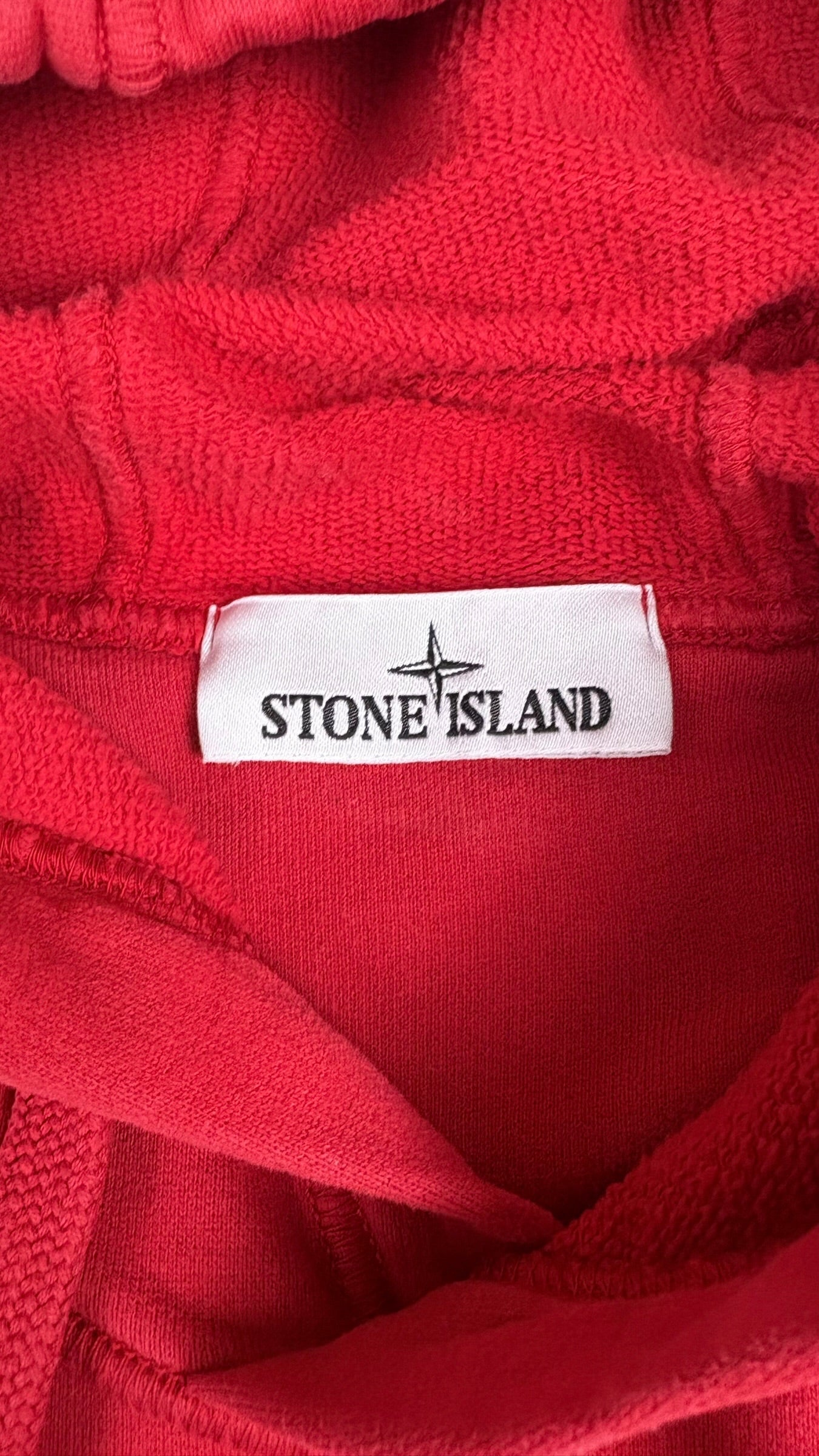 Étiquette de marque Stone Island cousue à l'intérieur du col du hoodie rouge