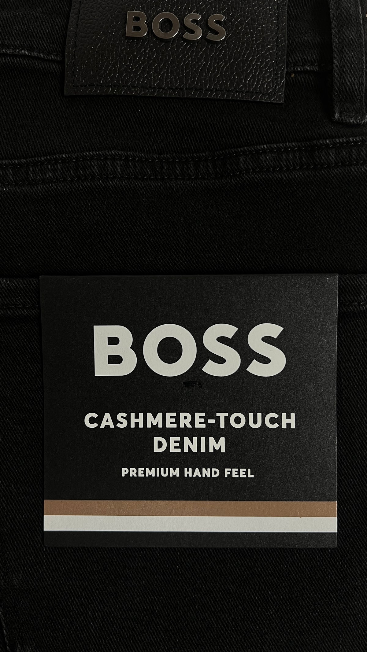 Jean Regular Hugo Boss Maine noir, détail étiquettes et finitions — vue 3