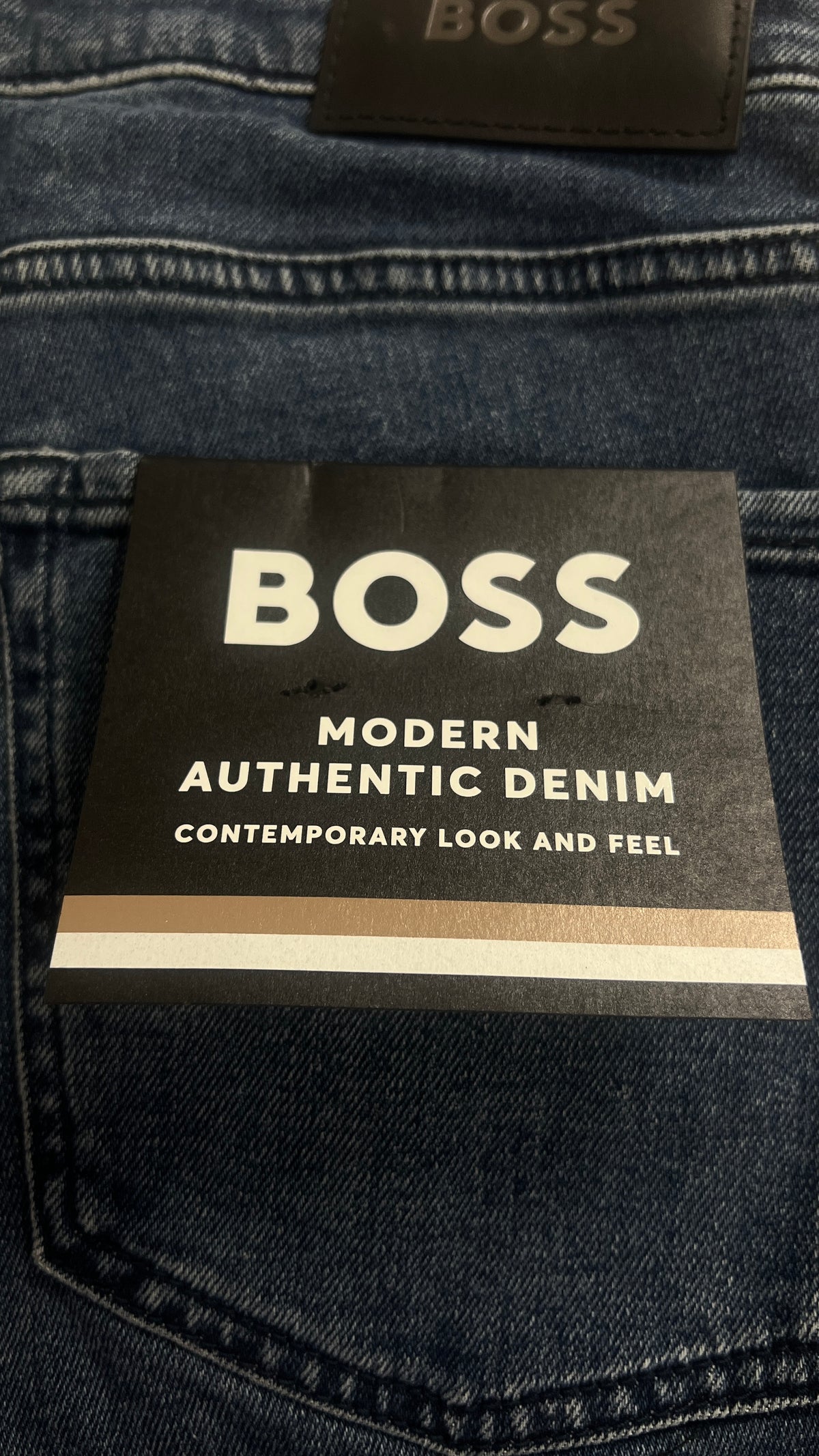 Jean Slim Hugo Boss Delaware marine, détail étiquettes et finitions — vue 3
